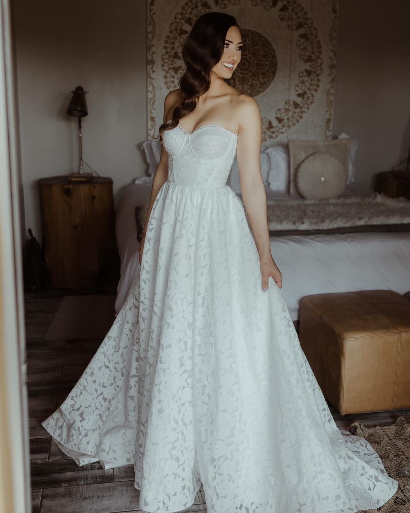 Our gorgeous #TWCrealbride @carmengeyser looked breathtaking on her #weddingday in her Vilsa by @annasposagroup_official available exclusively at TWC ✨ Photos @frankandthemisses