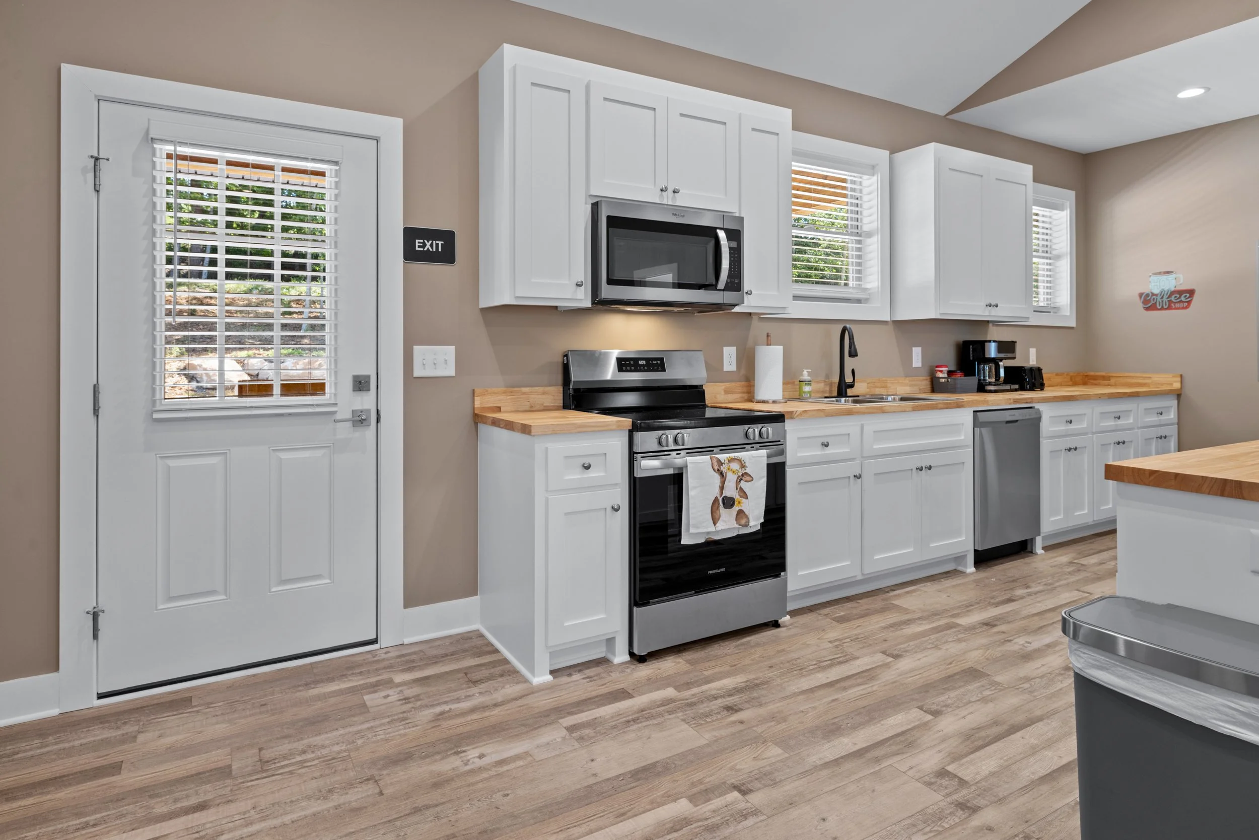 585 lakeside-1005.jpg