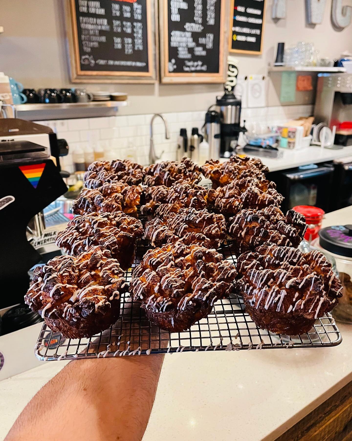 What does Anita do with the leftover croissants you may ask? She turns them into this deliciousness 🤩: the Cro-Muffin, a monkey-bread type muffin made from croissant dough, glazed with cinnamon drizzle. Come by Fridays and Saturdays after 11 to catc