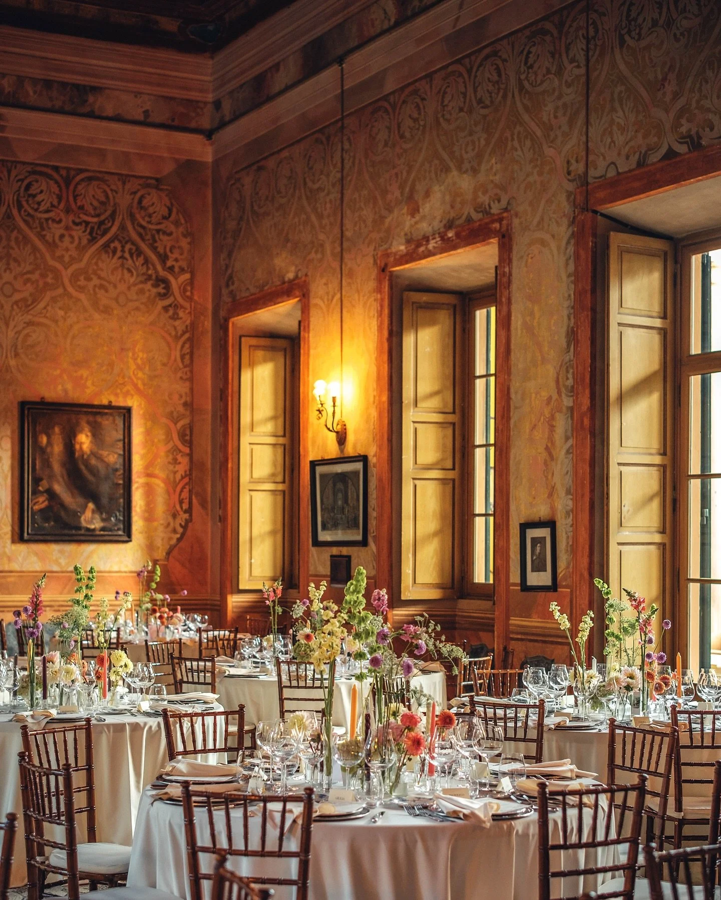 That moment when the space, natural light and flowers design meet