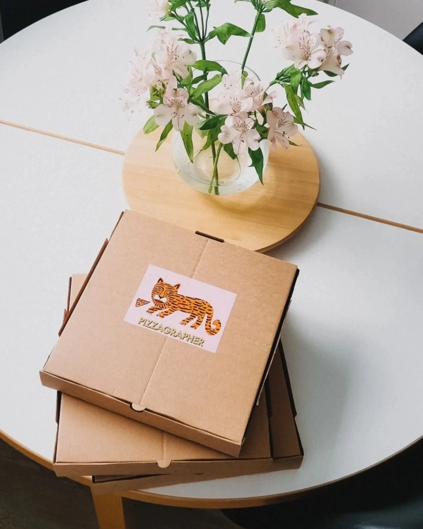 Viikonloppu on parasta (ja pizza)!

Tuu nappamaan sunnuntaina pizzat messiin Kalliosta, pop upin varauksissa on viel&auml; jonkun verran tilaa! Todenn&auml;k&ouml;isesti pizzan voimalla my&ouml;s t&auml;m&auml; marraskuinen harmaus viel&auml; aurinko