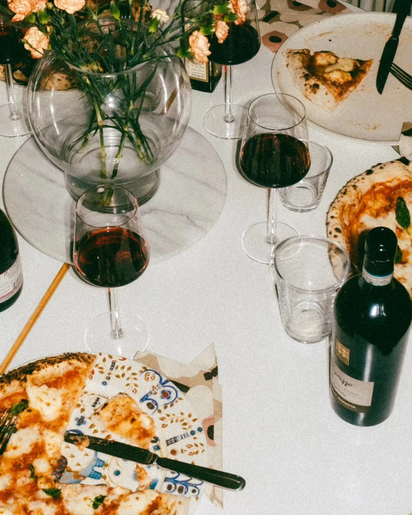 Pizza, wine &amp; friends = perfection!🔥🍷🍕

#pizzagrapher #pizzanpaistajat #wine #pizza #margherita #margheritamonday #ooni #oonifi #poweredbyooni #helsinki