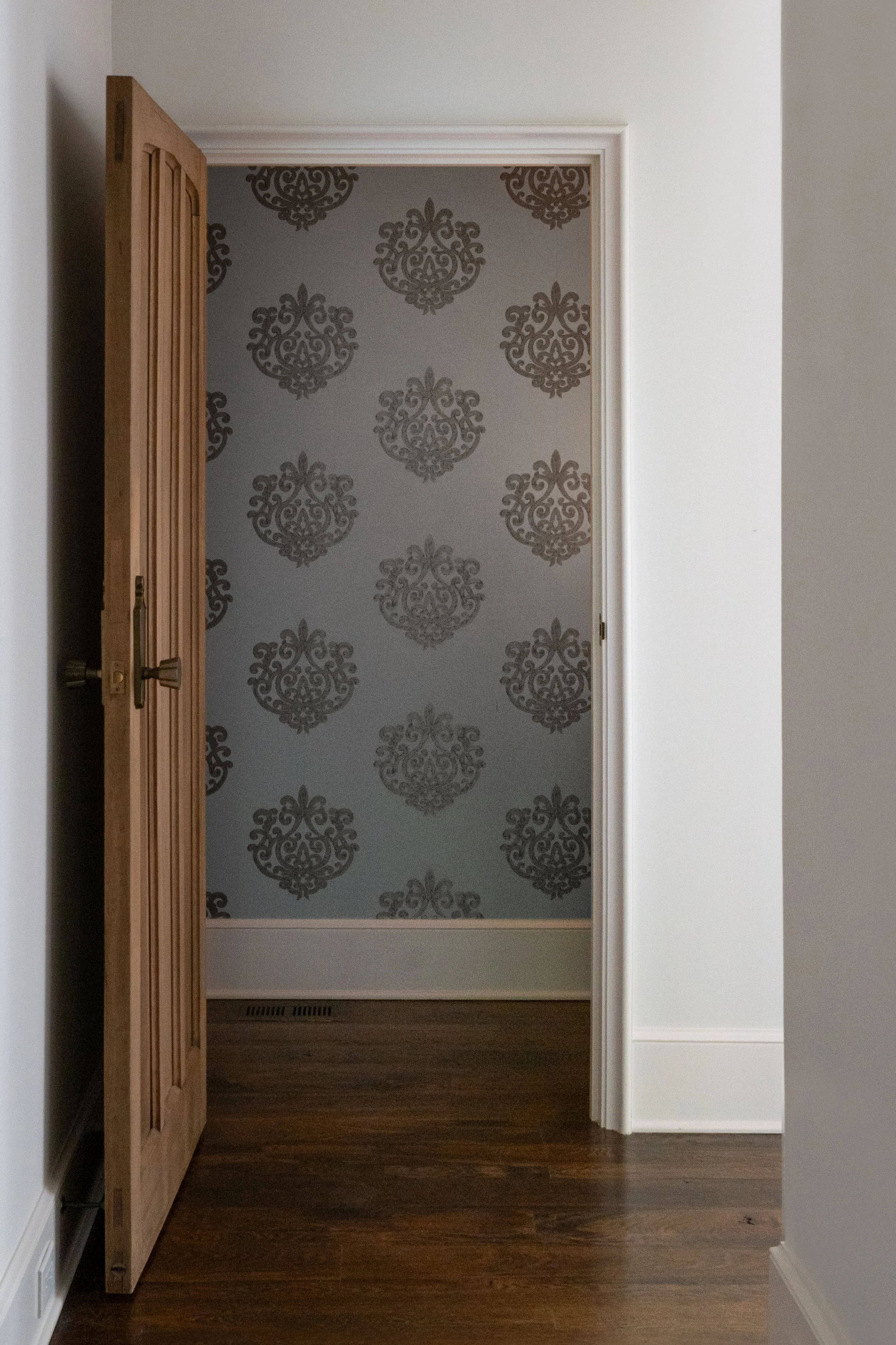 Wallpapered-powdered-bath.jpg