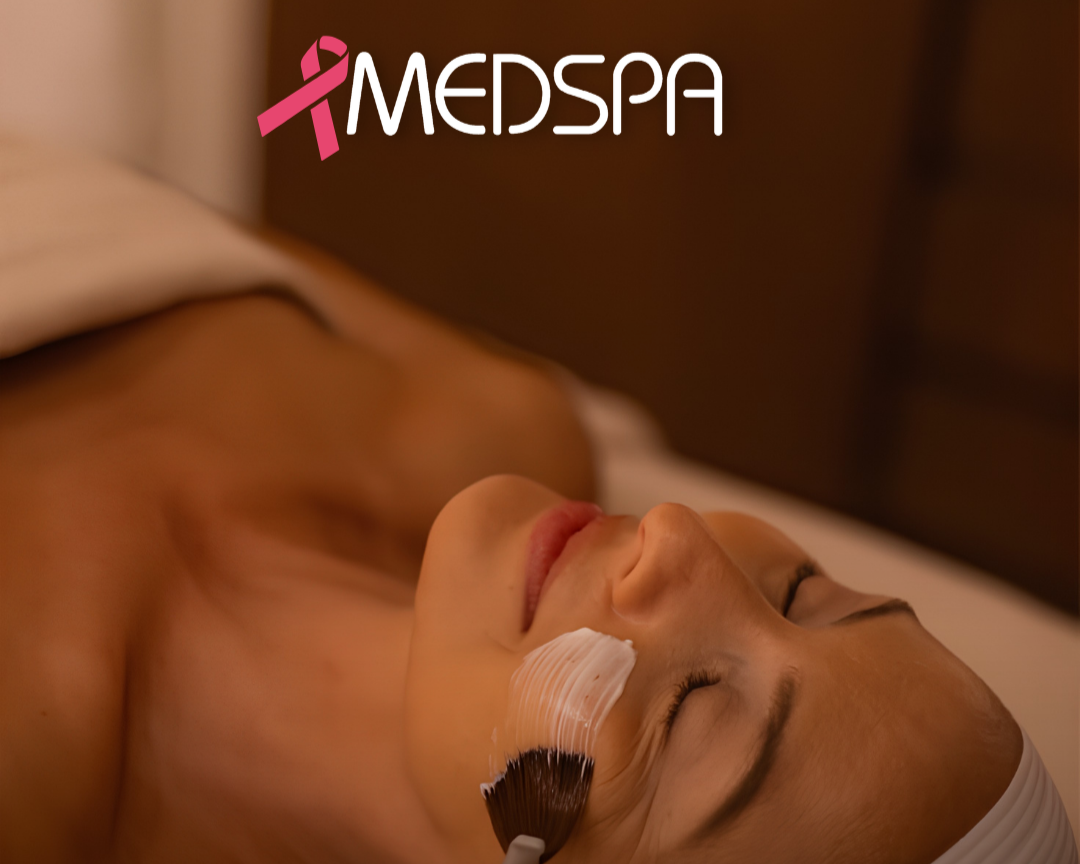 Mujer recibiendo un tratamiento facial en un spa, con un cepillo aplicando cremas en su mejilla, fondo difuso de ambiente relajante.