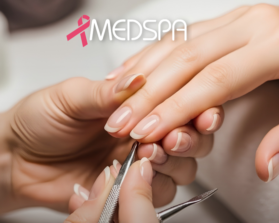 Manicura en proceso con herramientas para uñas y uñas arregladas y bonitas.