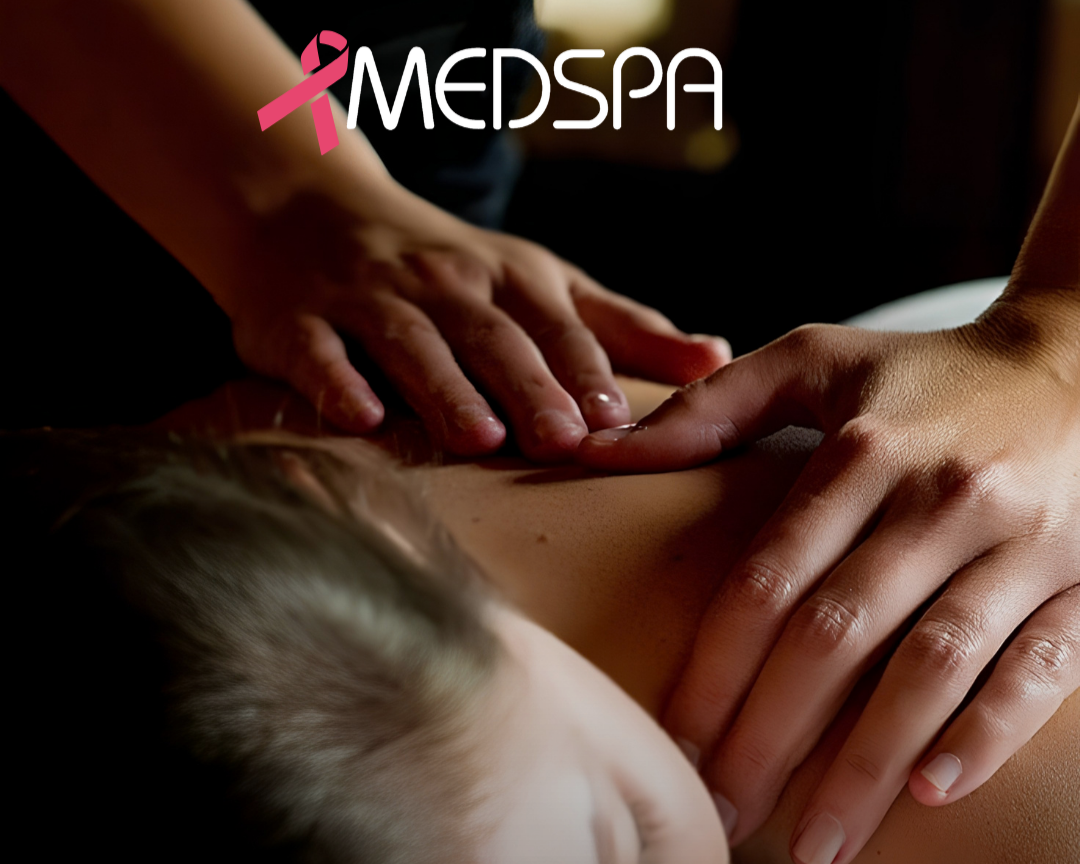 Persona recibiendo un masaje en la espalda en un spa, con un logotipo rosa y blanco de MEDSPA en la parte superior.
