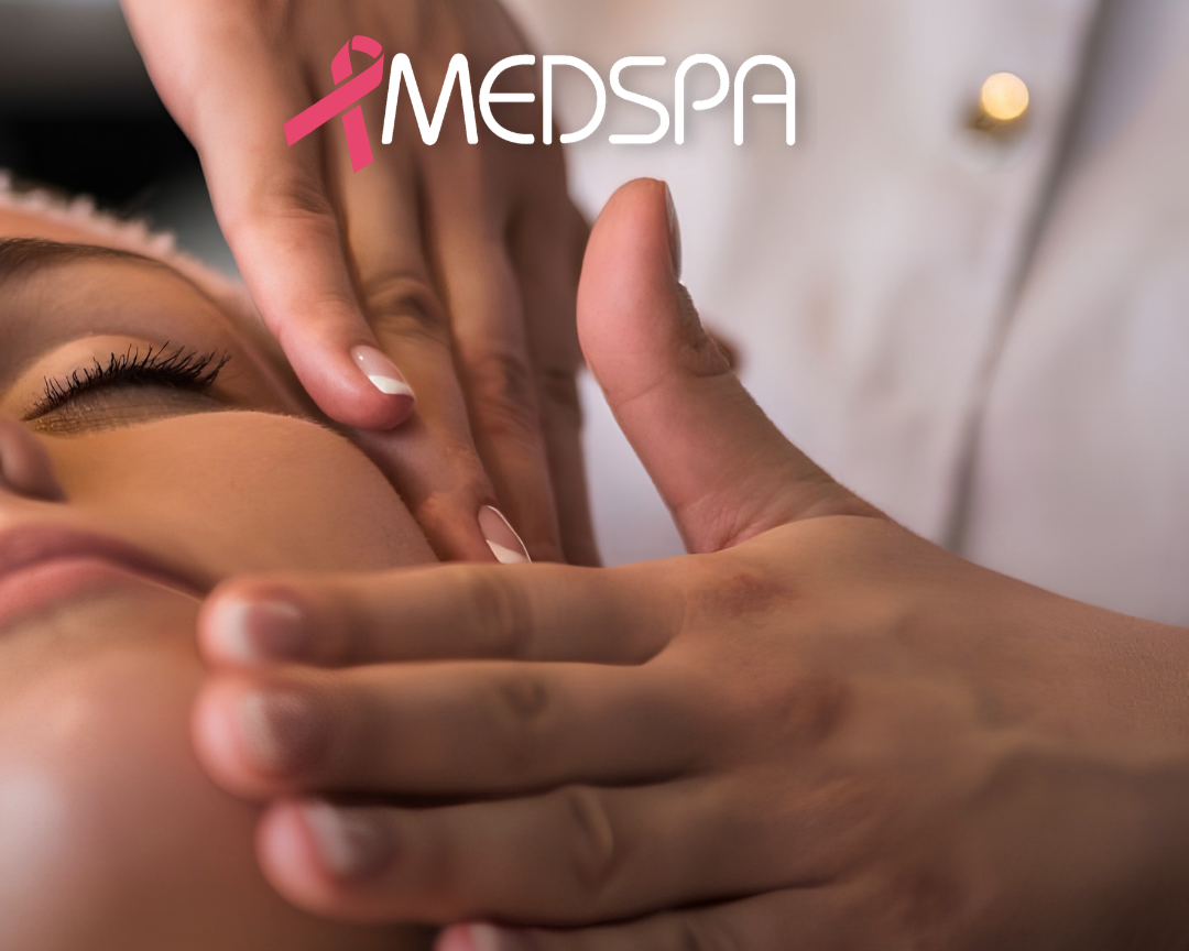 Persona recibiendo un masaje en el rostro en un spa, con el logo de MEDSPA en la parte superior.
