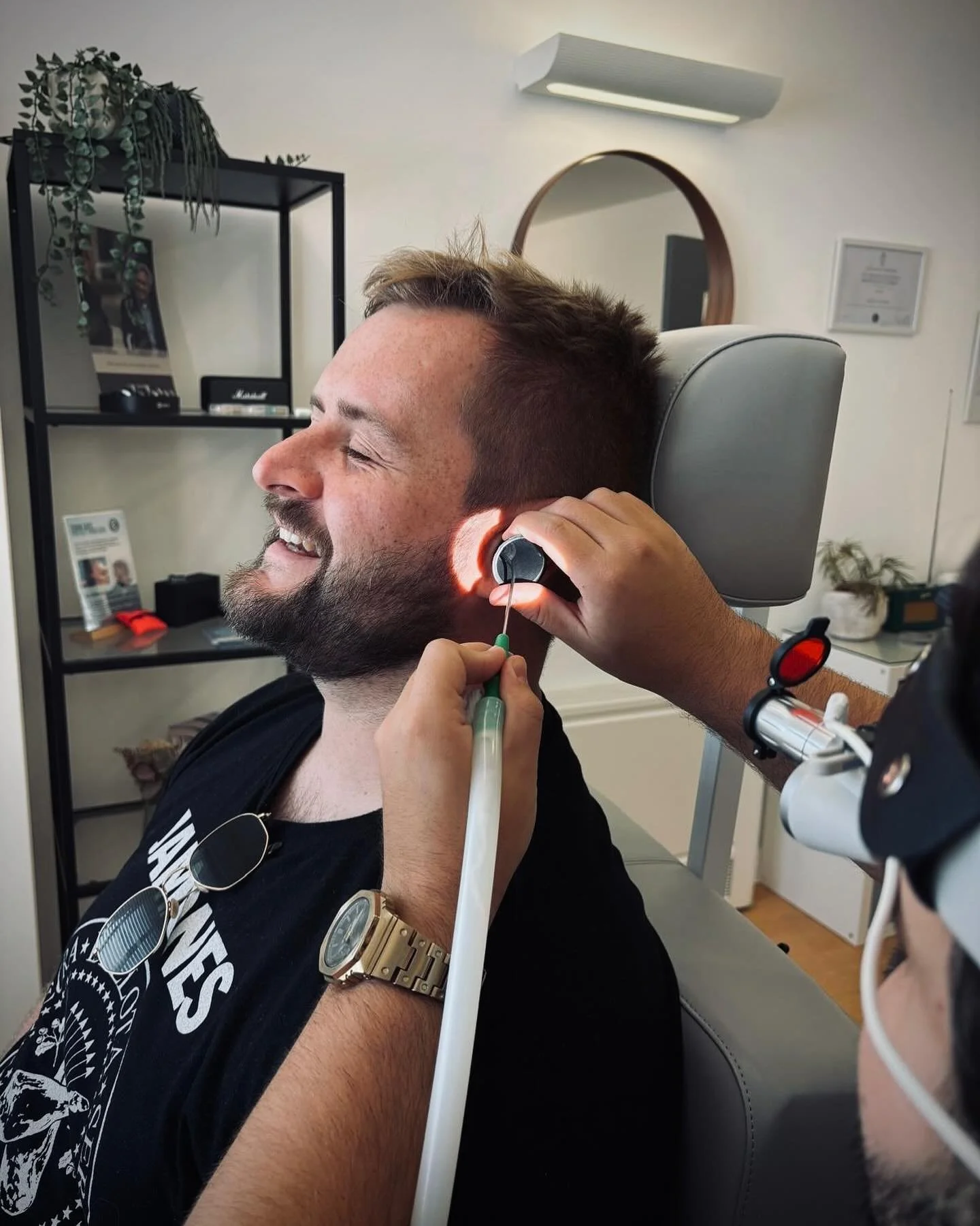 🍴🌊 This weekend we welcomed Cameron from @gurt_grub into our clinic while he was down in Devon sampling all the local delicacies! A true food enthusiast and content creator, Cameron popped in because he was feeling a blocked ear - and it suddenly f