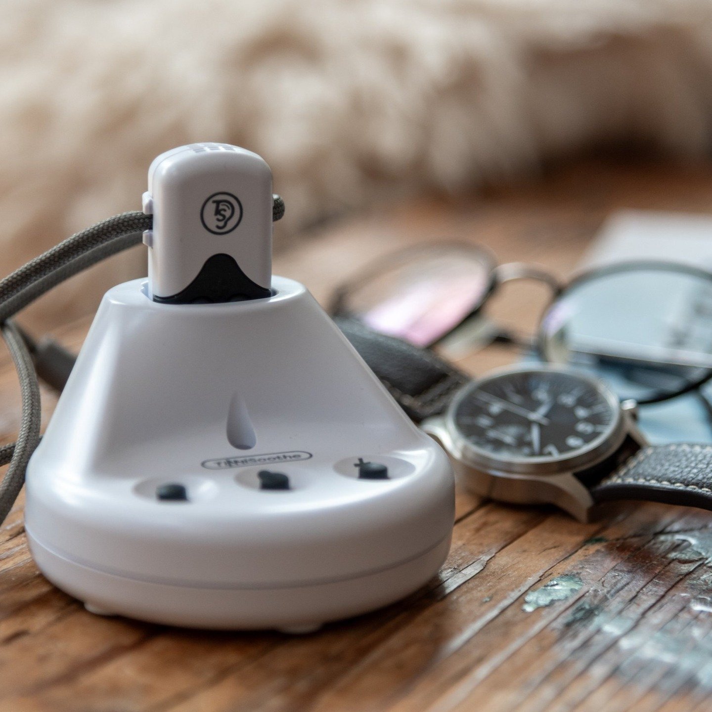 Tinnitus sufferers - this one's for you! Introducing TinniSoothe 💆🏻&zwj;♀️

This sleek rechargeable necklace delivers soothing targeted sound therapy straight to each ear, tuned to your personal tinnitus frequency. Based on our extensive audiologic