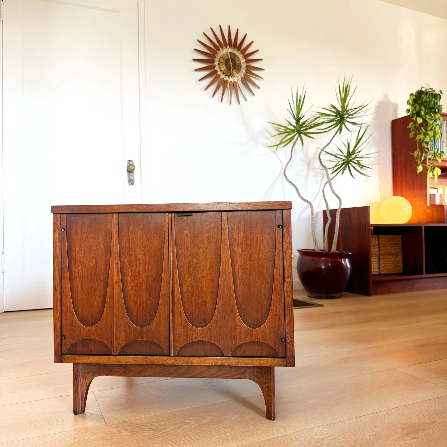 ⚡️Available Furniture⚡️

✅ Mid Century Broyhill Brasilia Nightstand / End Table / Record Cabinet / Commode - $850

✅ Mid Century Vintage Mustard Yellow Dresser - $350

✅ Mid Century Teak Bookcase - $600

✅ MCM Walnut 3 Drawer Dresser - $500

❌ Mid Ce