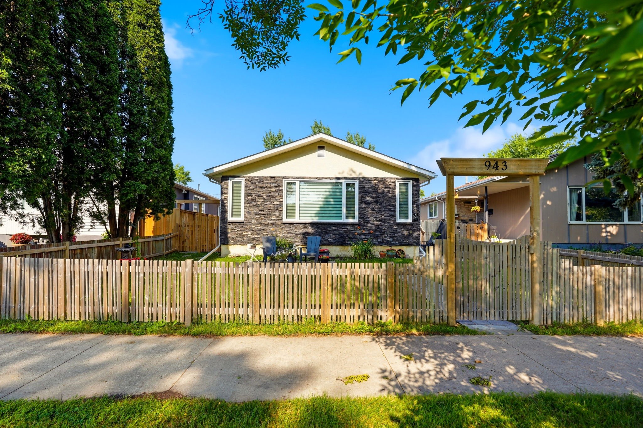 2-web-or-mls-943_Centennial_Street_Winnipeg_002.jpg