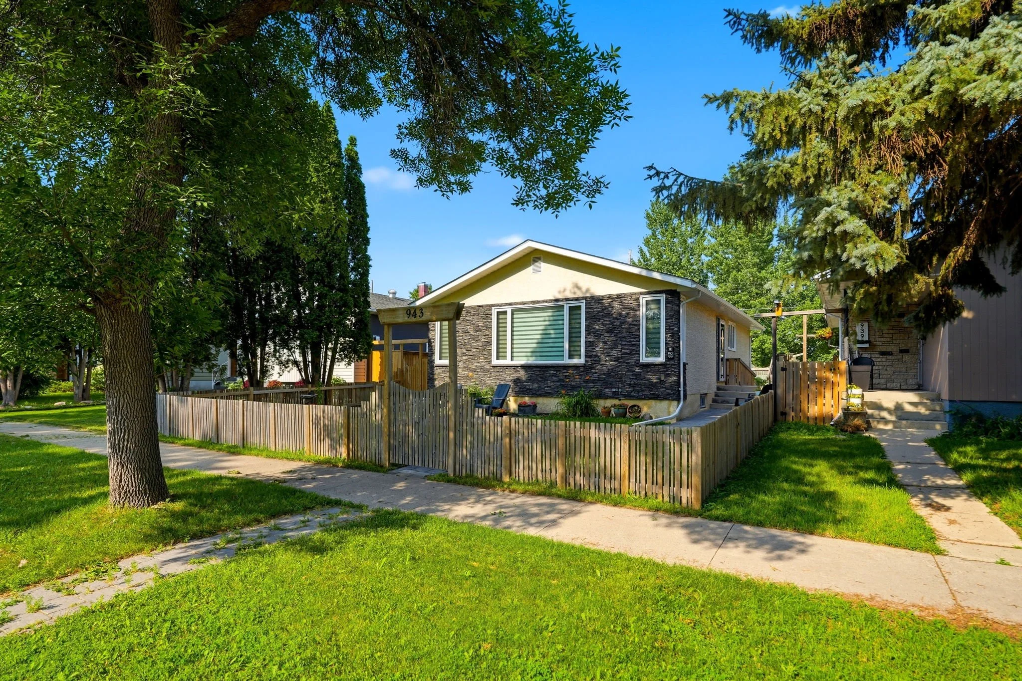 1-web-or-mls-943_Centennial_Street_Winnipeg_001.jpg