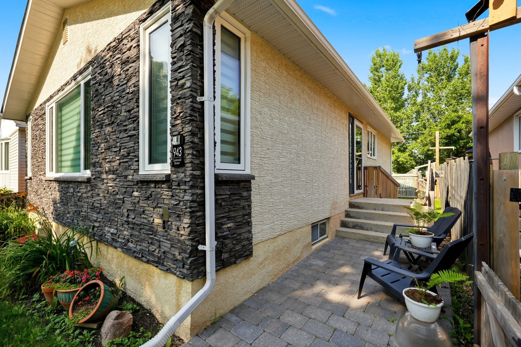 4-web-or-mls-943_Centennial_Street_Winnipeg_004.jpg