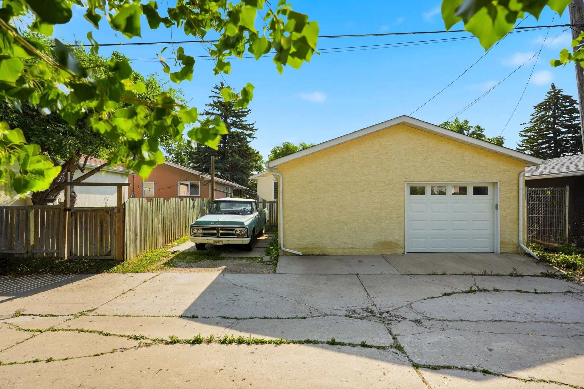 7-web-or-mls-943_Centennial_Street_Winnipeg_007.jpg