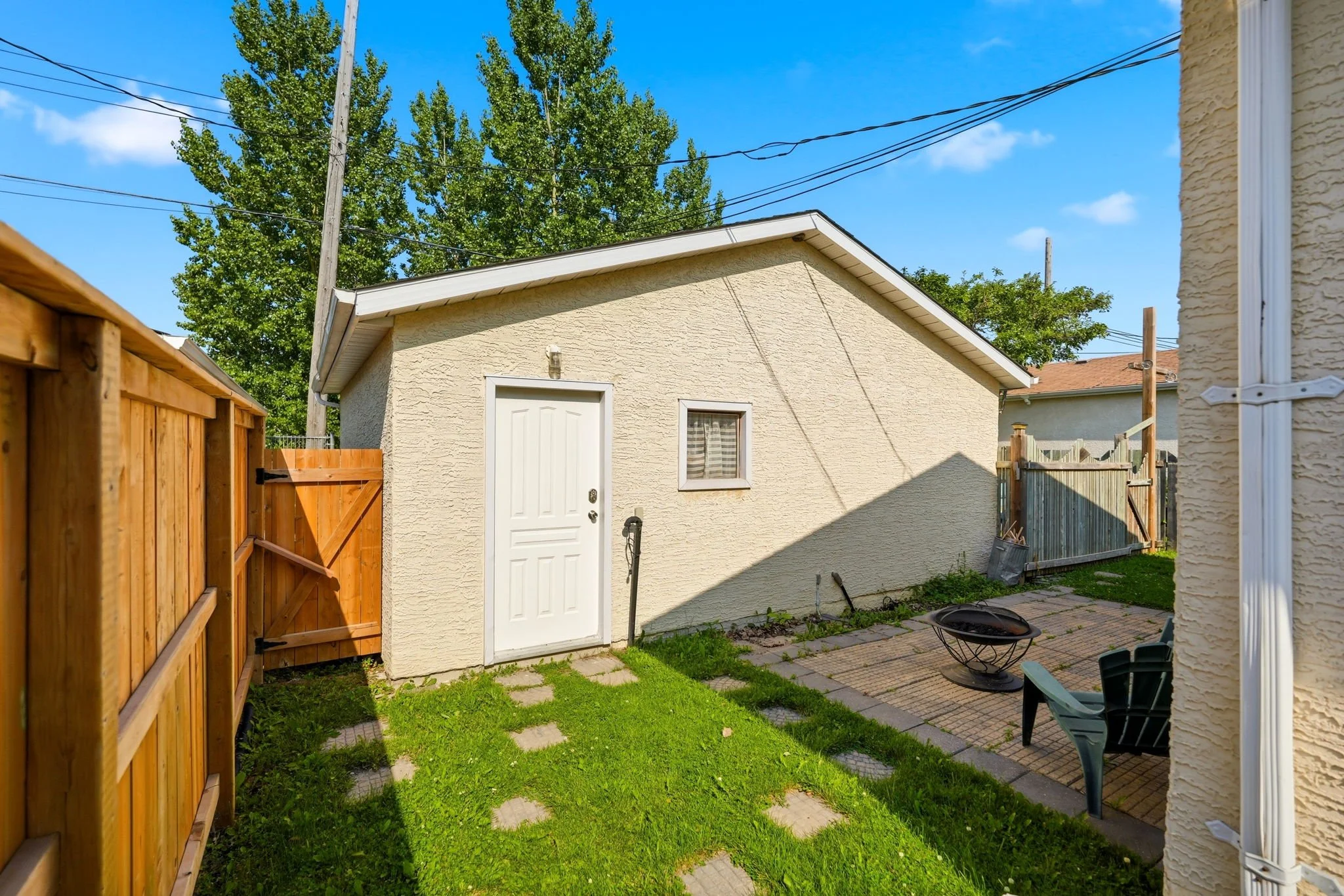 10-web-or-mls-943_Centennial_Street_Winnipeg_010.jpg