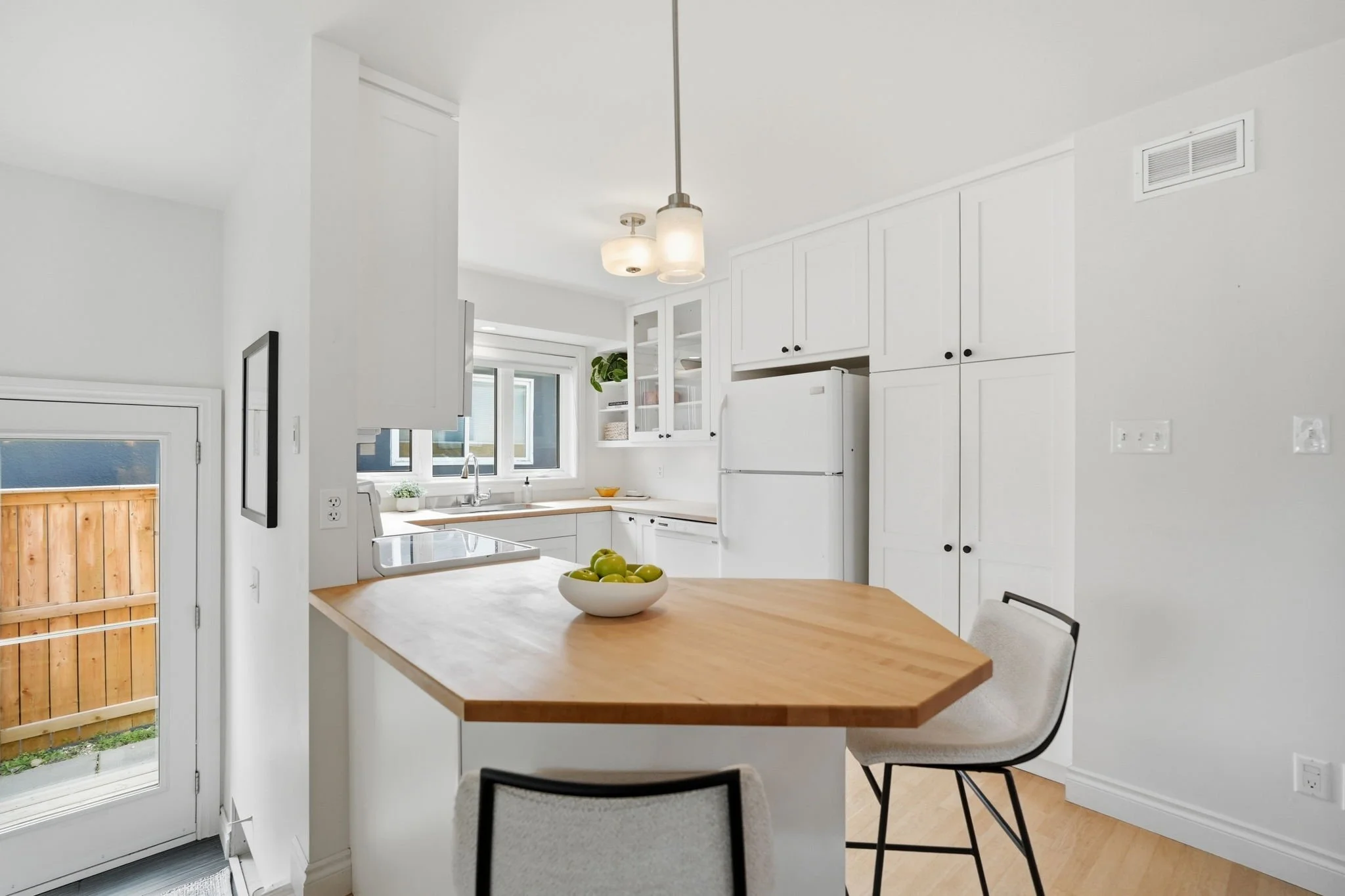 14-web-or-mls-943_centennial_inside_003.jpg