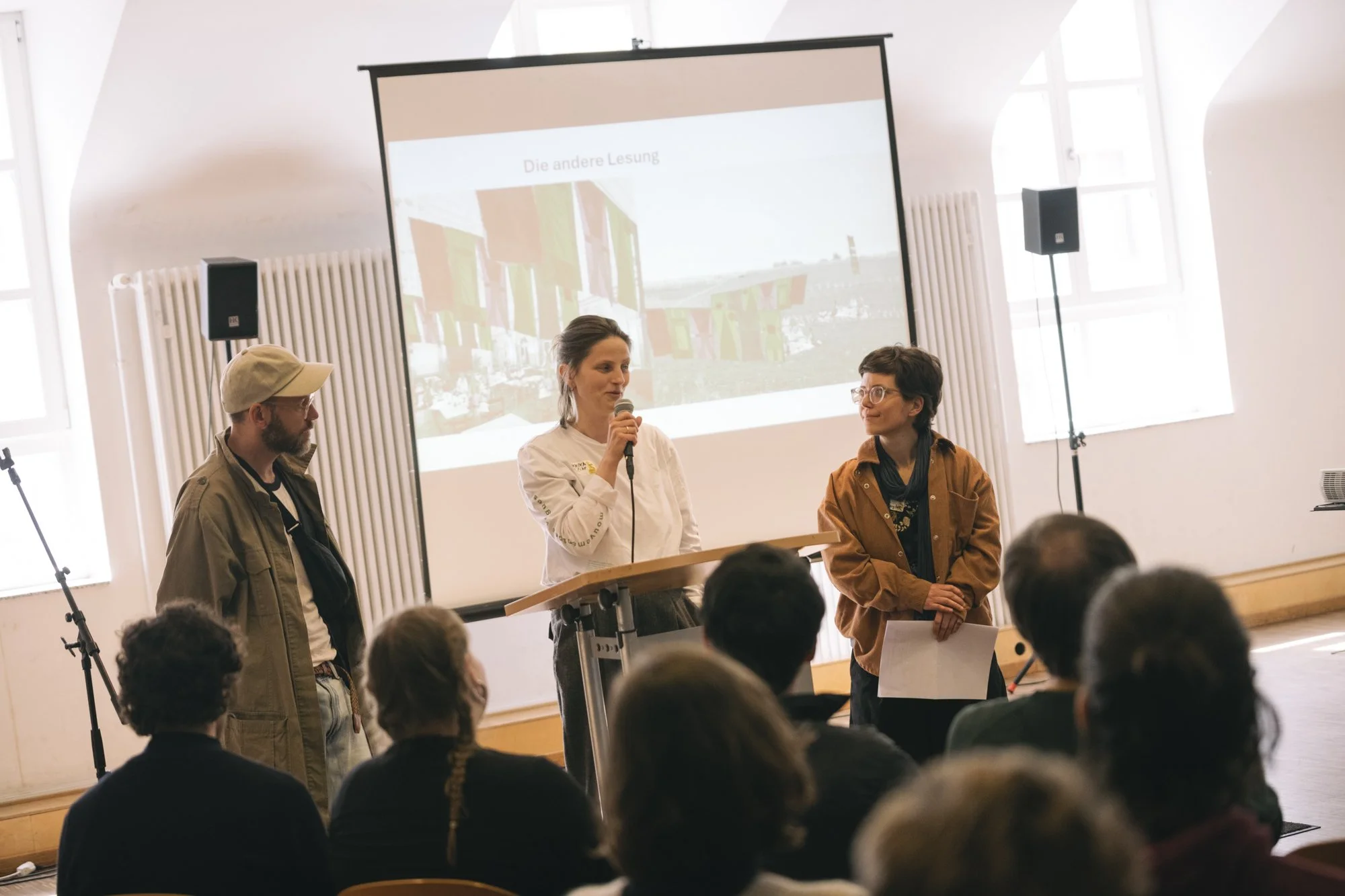 Jonis Hartmann (Lesereihe i’m growing fur), Annika Dorau (Literaturzentrum Hamburg) und Ayna Steigerwald (Lesereihe i’m growing fur) © Silviu Guiman