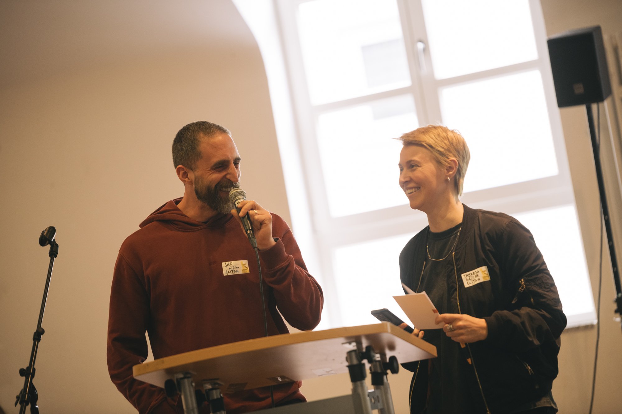 Jan Geiger und Theresa Seraphin von der Lesereihe GLITSH – Reihe für performative Texte © Silviu Guiman