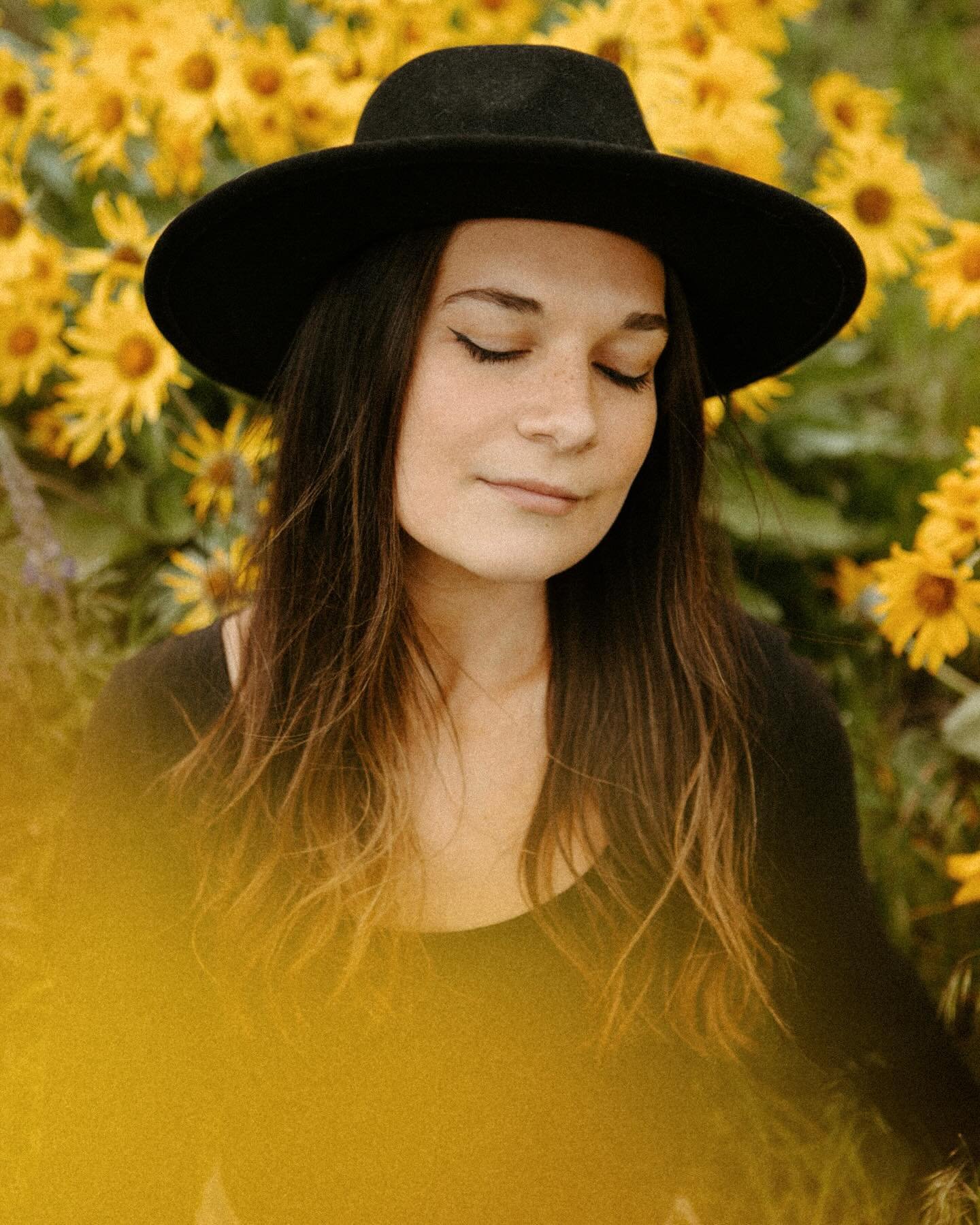 Hi, it&rsquo;s me, popping up amongst the wildflowers to re introduce myself on this space! 🌼👋🏼

I&rsquo;m Loreena! Reena to my friends. Your granola girl nomadic wedding photographer living across British Columbia! But there&rsquo;s more to me th