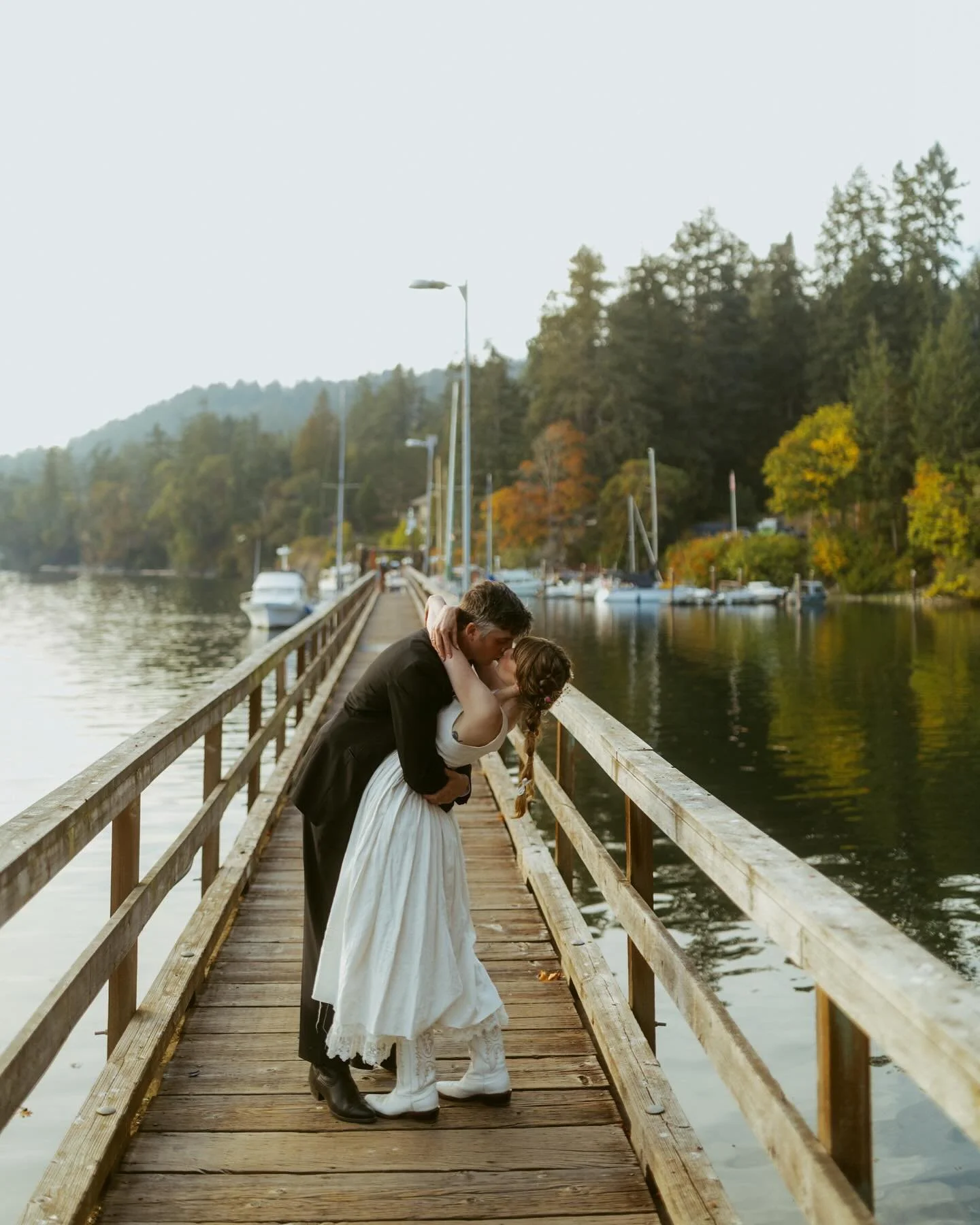 Living carefree and wild on the Southern Gulf Islands. 

Claire &amp; Gordon&rsquo;s wedding on their farm on Salt Spring Island was one filled with fall colour, orchard apples &amp; oysters, playfulness and so much love. 

Arriving in the afternoon 