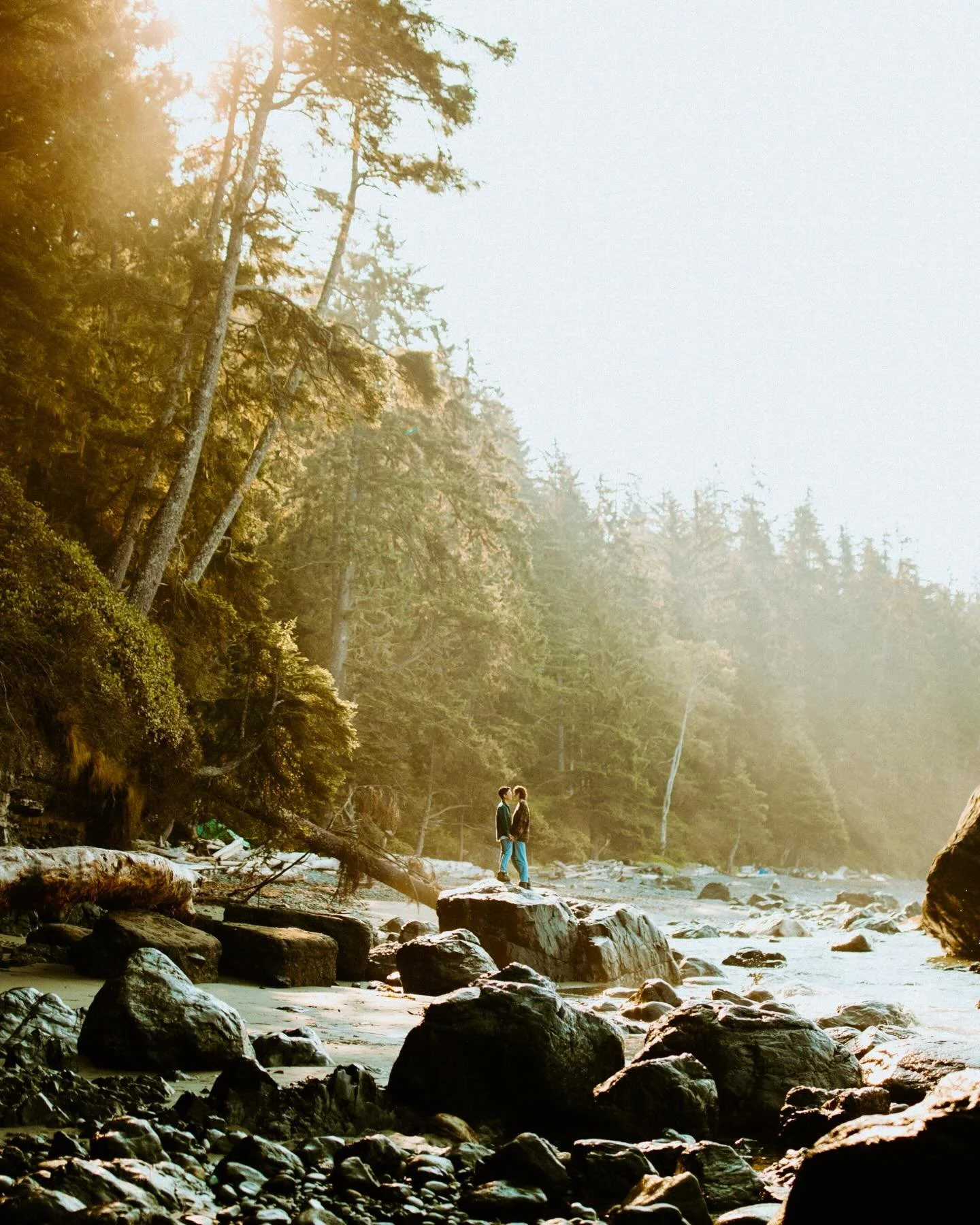 First #minipeoplemonday of the year and obviously it had to be one of my absolute faaaaaaves. 

Seriously I think about this adventure morning with Nat &amp; Vin too often. The light, the sea, the couple, the beach. Keep your eyes peeled for another 