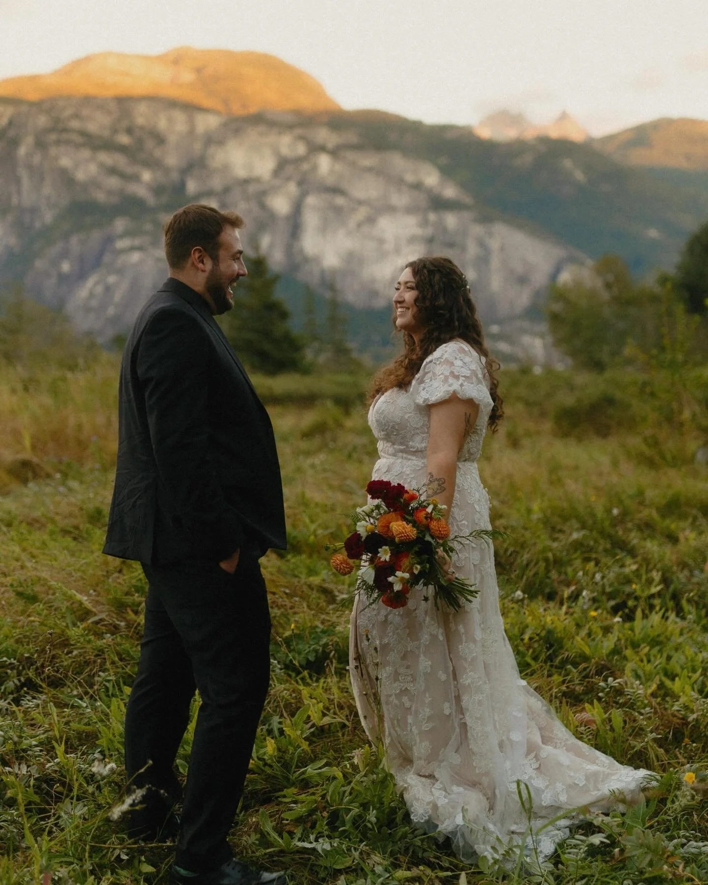 Giving more love to this autumn elopement day in Squamish. 

Private vows against the alpenglow, not a soul in sight (other than a very loud great blue heron), and absolutely surrounded by nature. 

Private vows can be such a special way to add in a 