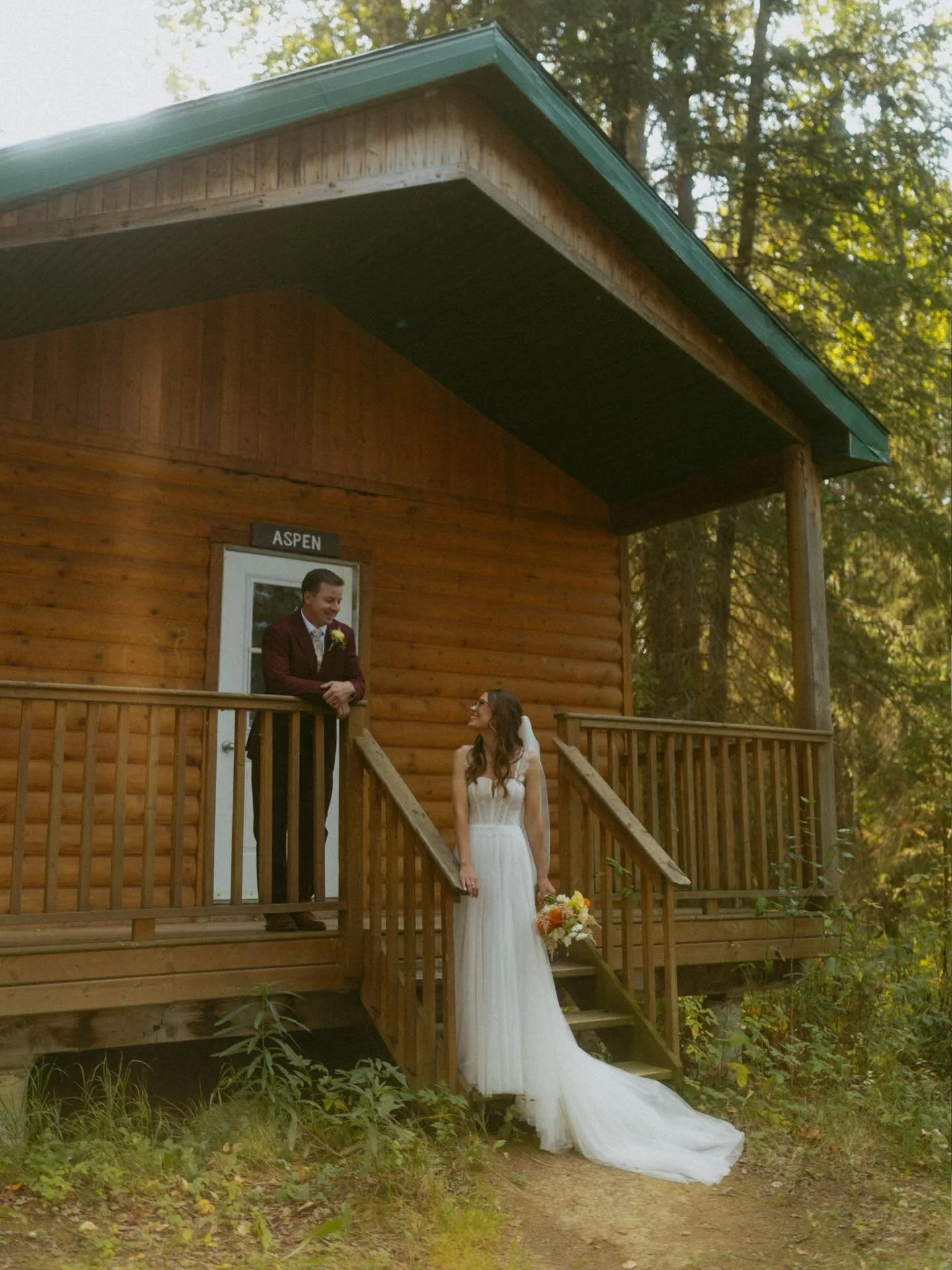 Summer camp wedding? Yes pleeeeeease!!! 

Nestled along the lake, adventuring through the cabins tucked into the trees, it was everything I hope for in a summer camp wedding. 

This was the most cozy, carefree, lovely autumn day second shooting for @