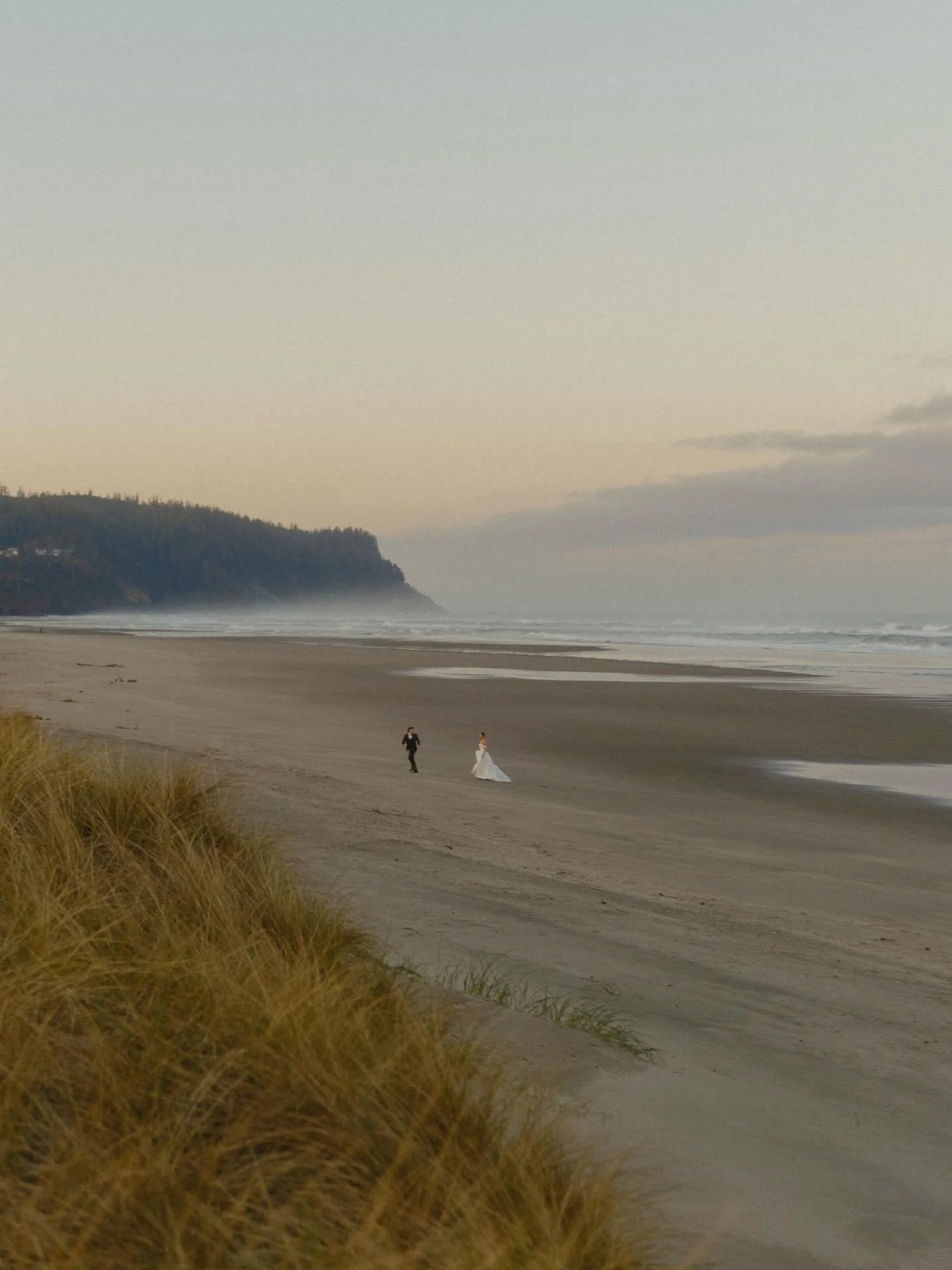 Mini people on the coast because I will never get over this morning 🌊

Host: @vowandventure.co 
Couple: @with.themillers 
Florals: @erinrebekahfloralpdx 
Dress: @rawgoldenrentals
