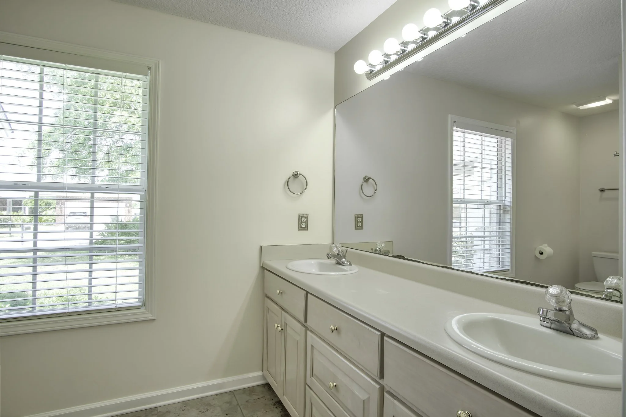 Master Bathroom 1_MLS.jpg