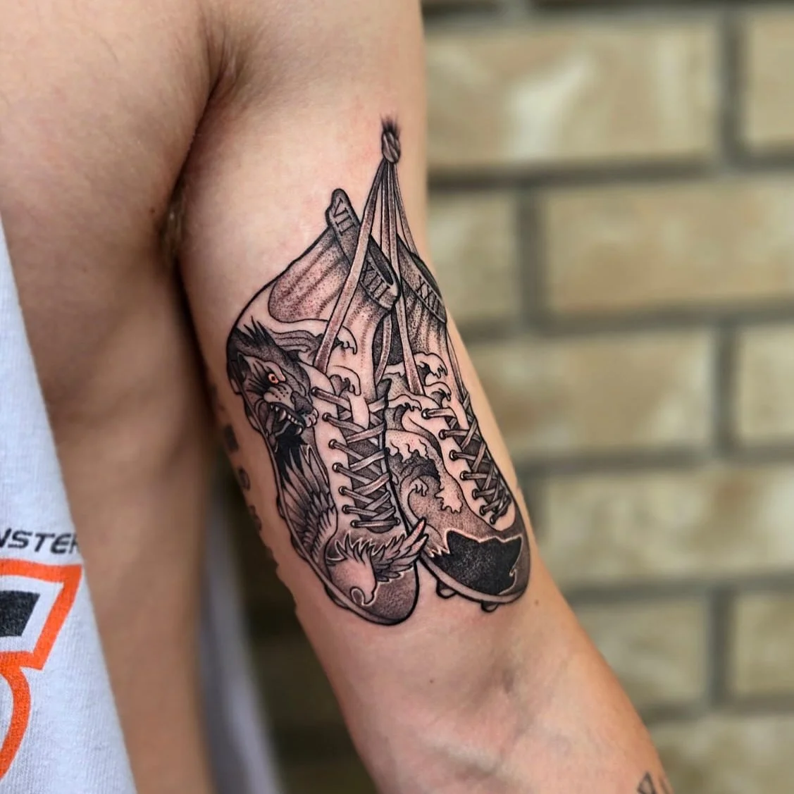 𝓑𝓮𝓪𝓾𝓽𝓲𝓯𝓾𝓵 execution by @hayhay_tattoos. It can be tricky to incorporate a client’s ideas into a tattoo, but when you have artists who can draw and turn an idea into a design… man, is it cool to witness! Taking some holidays toda