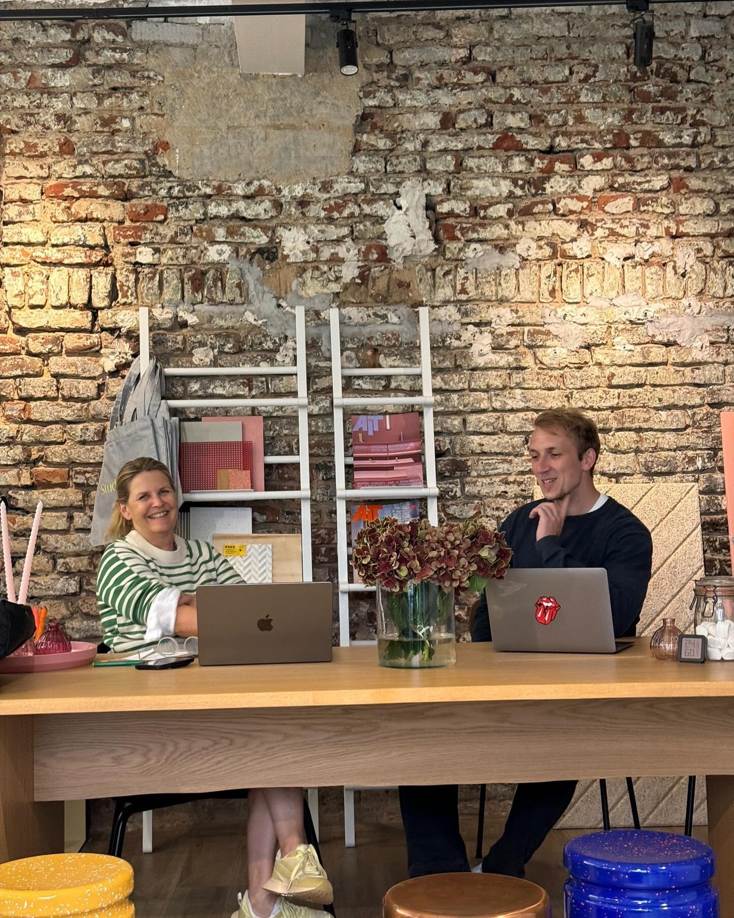 Neues B&uuml;ro hei&szlig;t nicht immer neue M&ouml;bel. Office Meeting mit @LennartCorleissen von @fenyxhome bei @studiollots in D&uuml;sseldorf.

Gemeinsam mit @fenyxhome realisieren wir OfficeSpaces und InnovationHubs. Wir entwickeln neue Konzepte