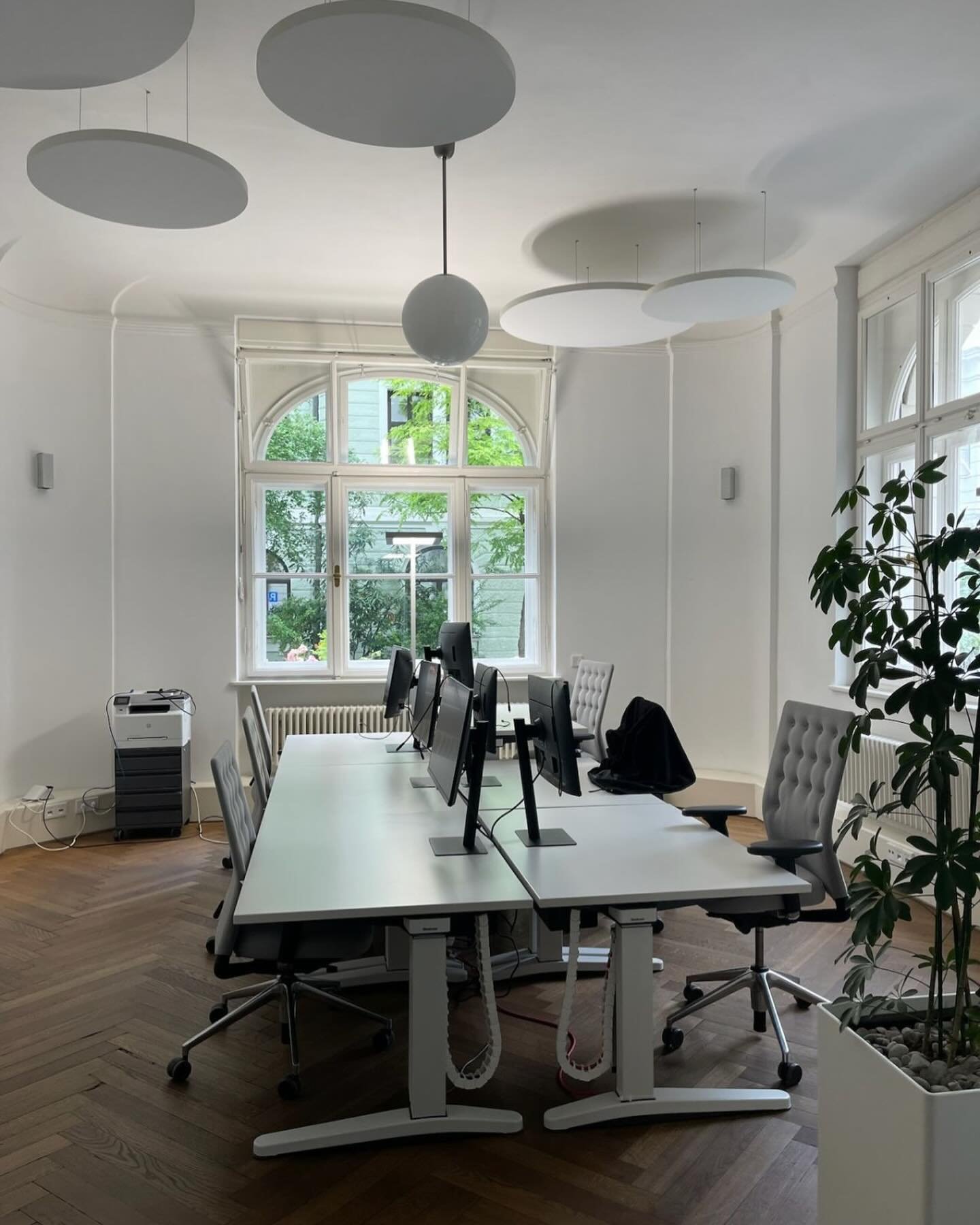 Refurbished Furniture f&uuml;r eure B&uuml;ros? 
Da habe ich eine L&ouml;sung.

Mit Studio Llots habe ich in den letzten Jahren unz&auml;hlige Projekte begleitet und dabei immer mehr erkannt, wie wichtig es ist, flexible, effiziente und vor allem nac