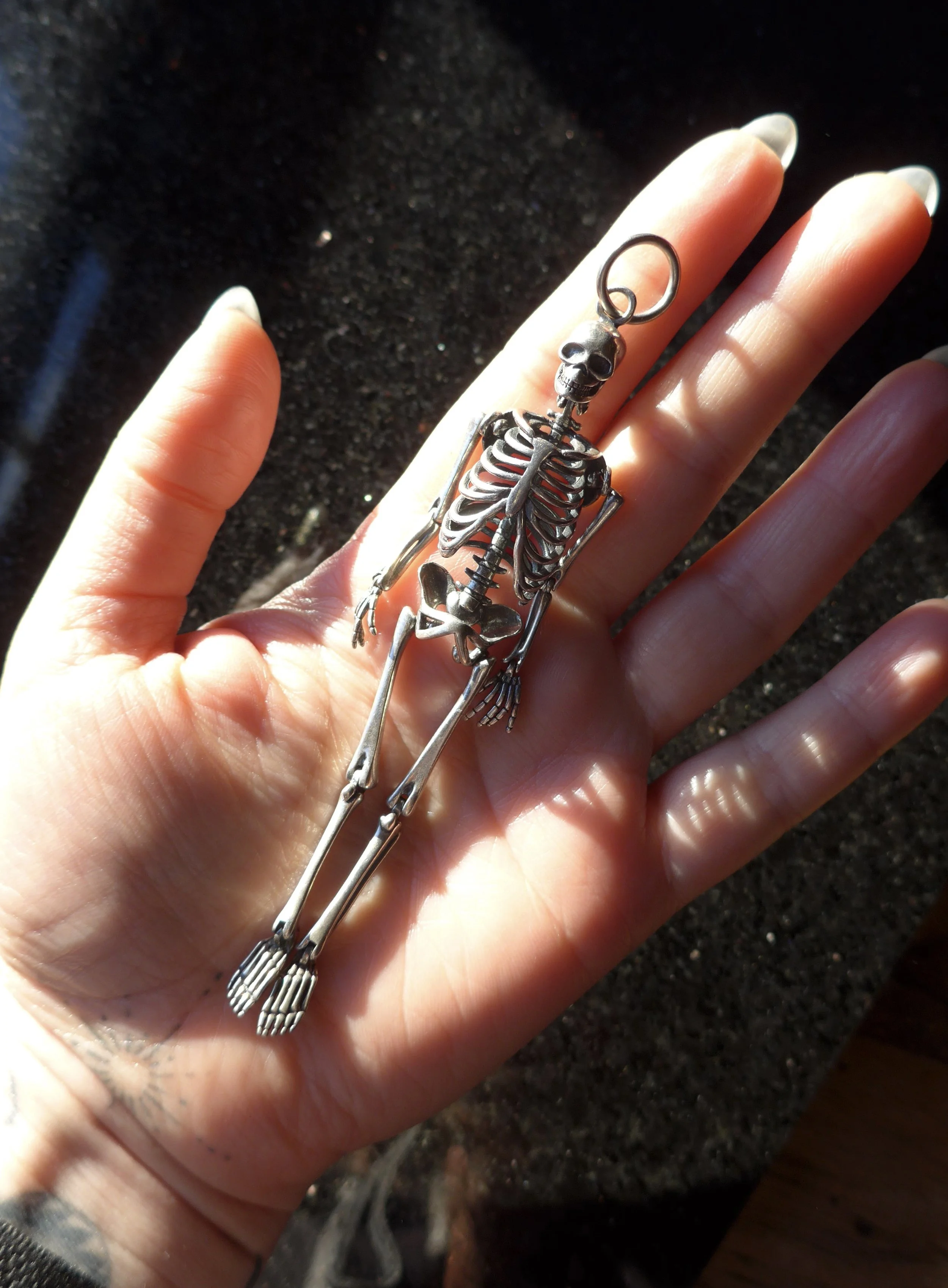 N0587_hand.jpg