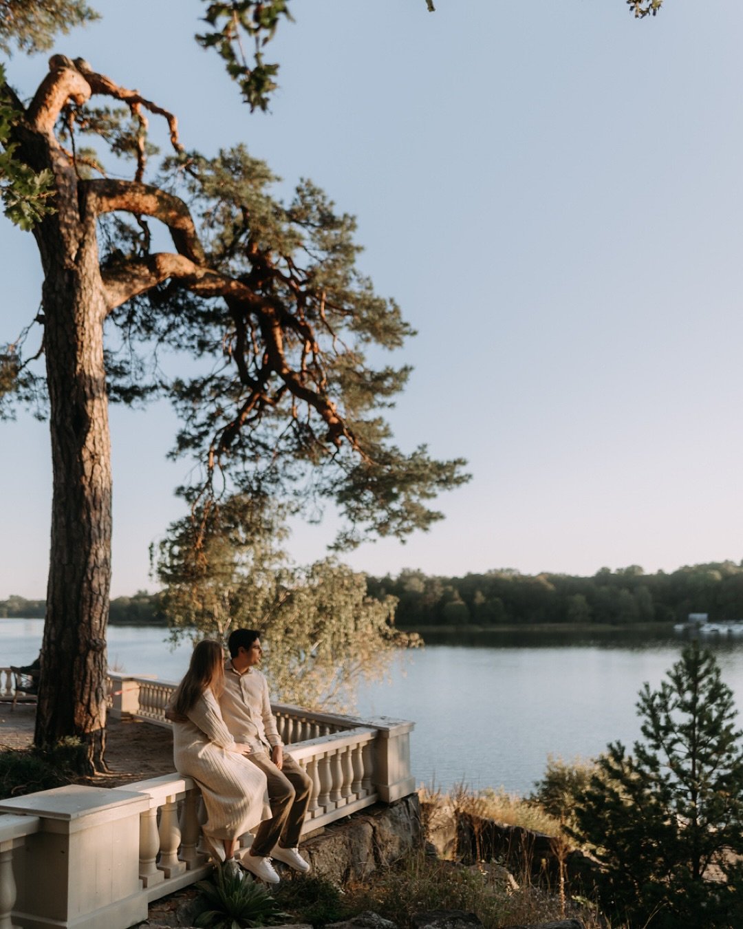 Viime syksyn&auml; Tukholmassa save the date -kuvilla, ja vihdoin t&auml;n&auml; viikonloppuna koittaa h&auml;&auml;t! 😍

M&auml; olin tuolloin siell&auml; h&auml;&auml;kuvausworkshopissa, ja oltiin saatu sovittua kuvaus samalle reissulle.

Ilta-aur