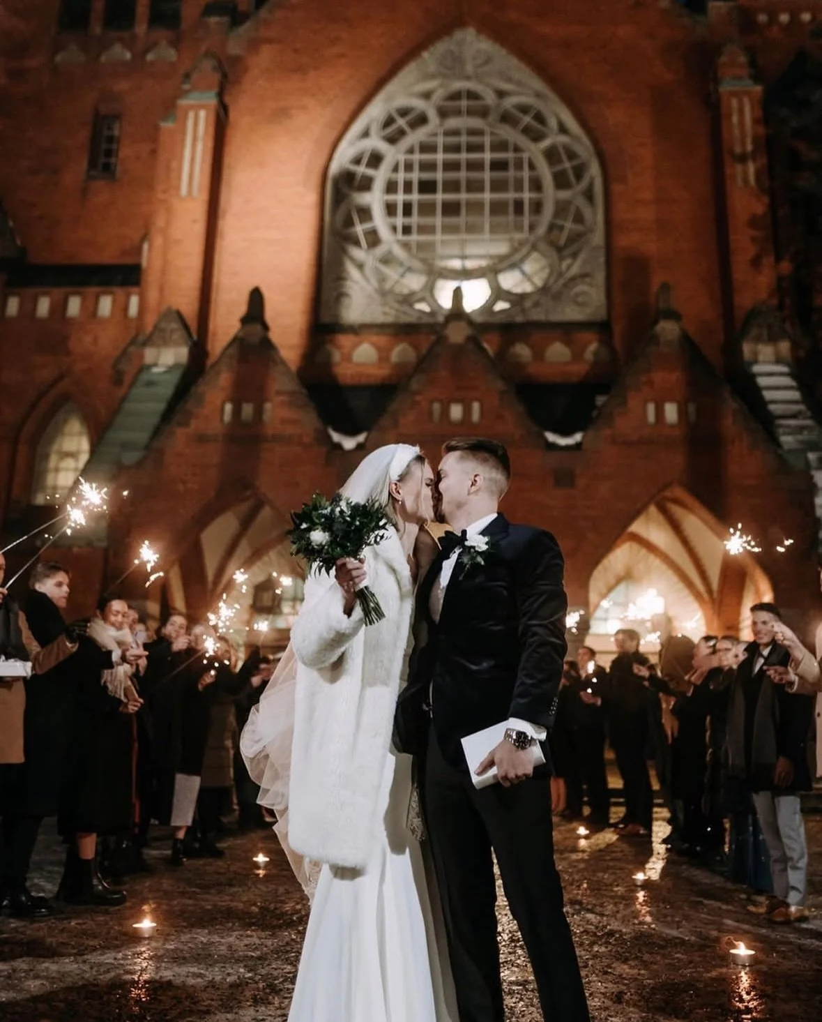 Muistaako joku viel&auml;, kun alkoholin tarjoilu loppui kuudelta ja tanssikin oli kohtalaisen pannassa? En v&auml;ltt&auml;m&auml;tt&auml; muistaisi, jos en olisi todistanut sit&auml; kun juomat todellakin tultiin kaatamaan pois laseista ennen p&aum