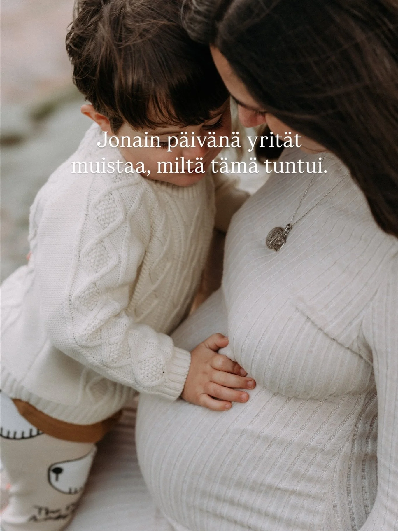 On vaiheita, jotka tuntuvat isoilta jo silloin kun el&auml;&auml; niit&auml;. Ja sitten on vaiheita, joiden merkityksen ymm&auml;rt&auml;&auml; vasta my&ouml;hemmin.. 🐚

Perhekuvauksessa ei ole kyse siit&auml;, ett&auml; &ldquo;nyt olisi t&auml;ydel