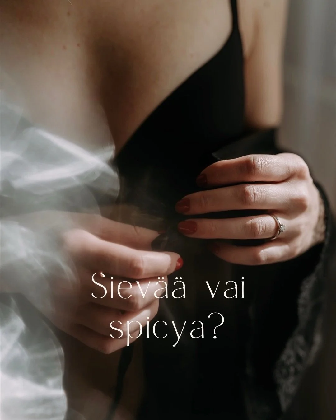 Vaikka m&auml; monesti puhun naiseuskuvauksesta aika syvill&auml; merkityksill&auml;, niin totta puhuen, useimmiten kuvaukseen tullaan siksi, ett&auml; halutaan yll&auml;tt&auml;&auml; puoliso.🤭

Eik&auml; siin&auml; ole mit&auml;&auml;n pahaa ollen