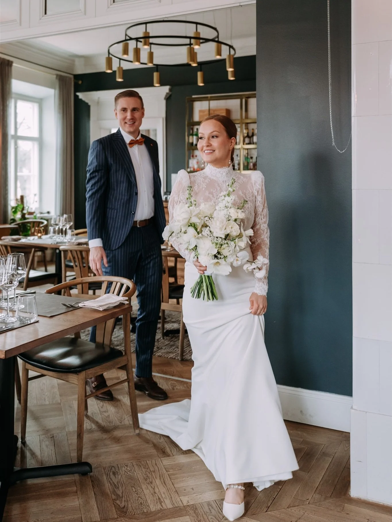 Yksi Turun kauneimmista ravintoloista h&auml;iden juhlimiseen ja h&auml;&auml;pari kuin koru siell&auml; 🤌🏻😮&zwj;💨 T&auml;&auml; ihana puku oli @kristibridal ja morsiamen lookista vastasivat @sheimasobeauty ja @bylauracarita, sek&auml;
ihana kimp