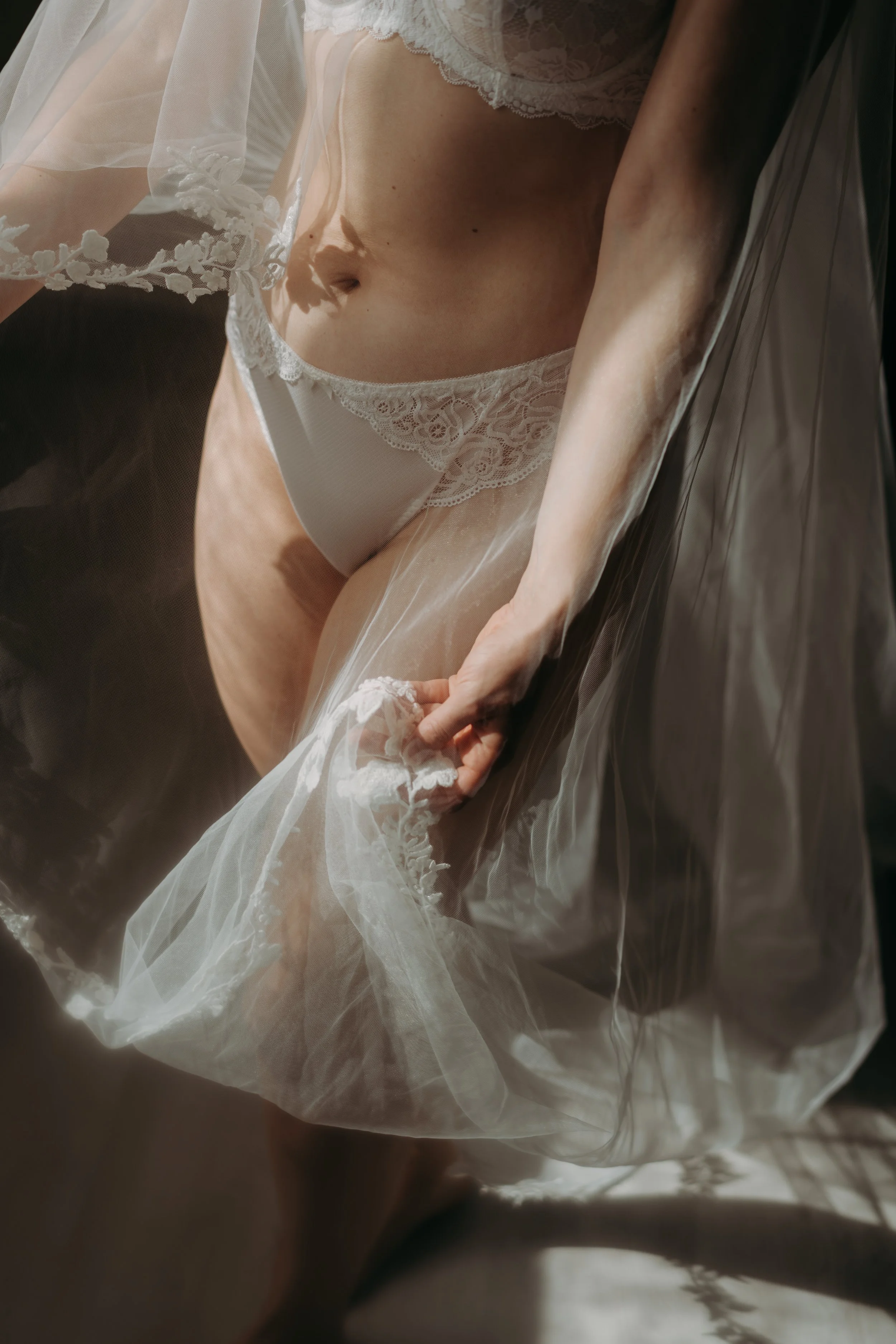 tuleva morsian hunnun kanssa kuvassa, huomenlahjakuvaus puolisolle, sensuellit alusvaatekuvat, tyylikkäät boudoirkuvat, boudoirkuvaaja turku, valokuvaaja turku, valokuvaaja katri haavisto