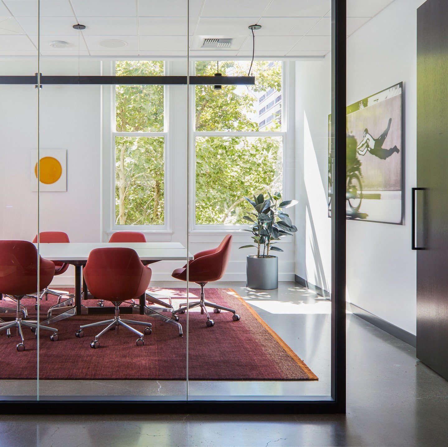 Natural light does more than brighten a space, it can shape how people feel and focus throughout the day.⁠
⁠
In this conference room, part of a larger office we designed, natural light was a key driver from the start. When laying out an office, one o