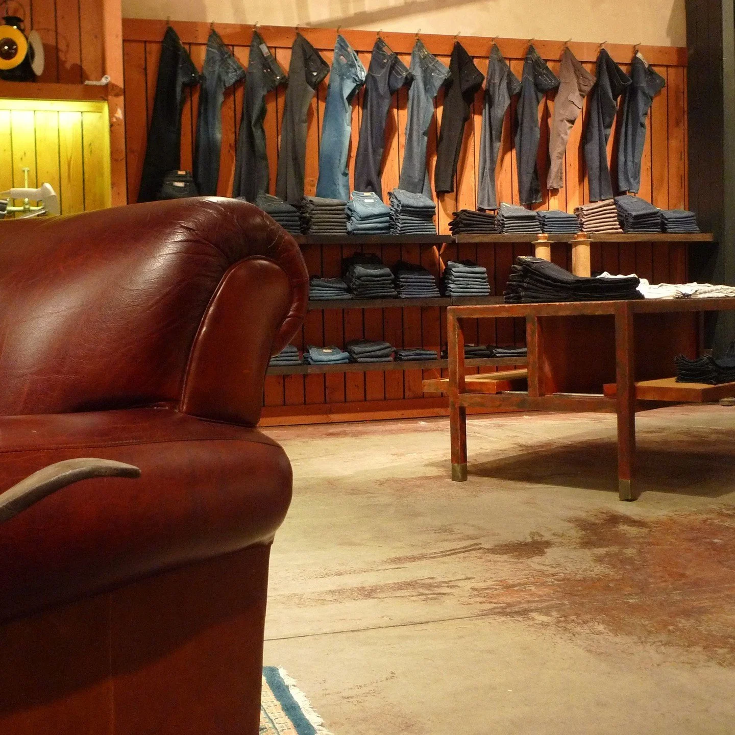 Retail design should do more than hold product, it should shape how the product is understood.⁠
⁠
In this display, the casual presentation keeps the denim feeling approachable, while the mix of wood, concrete, and worn leather adds warmth, texture, a