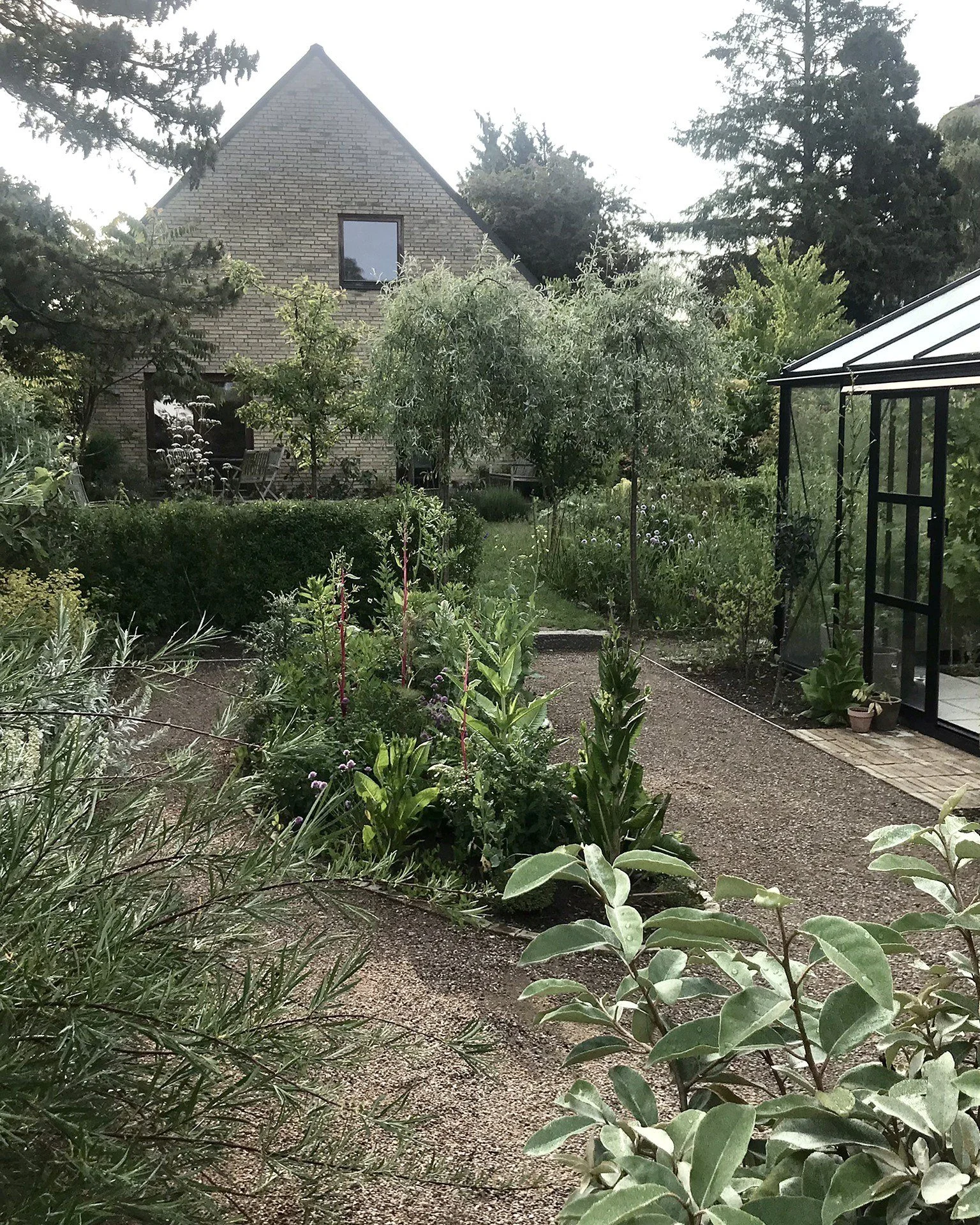 Frodig stemning og genanvendte materialer i k&oslash;kkenhaven 🌿

Jeg har designet k&oslash;kkenhaven med fokus p&aring; at skabe et haverum med sin helt egen stemning, frodighed og et lavt forbrug af nye materialer. 

For at n&aring; til k&oslash;k