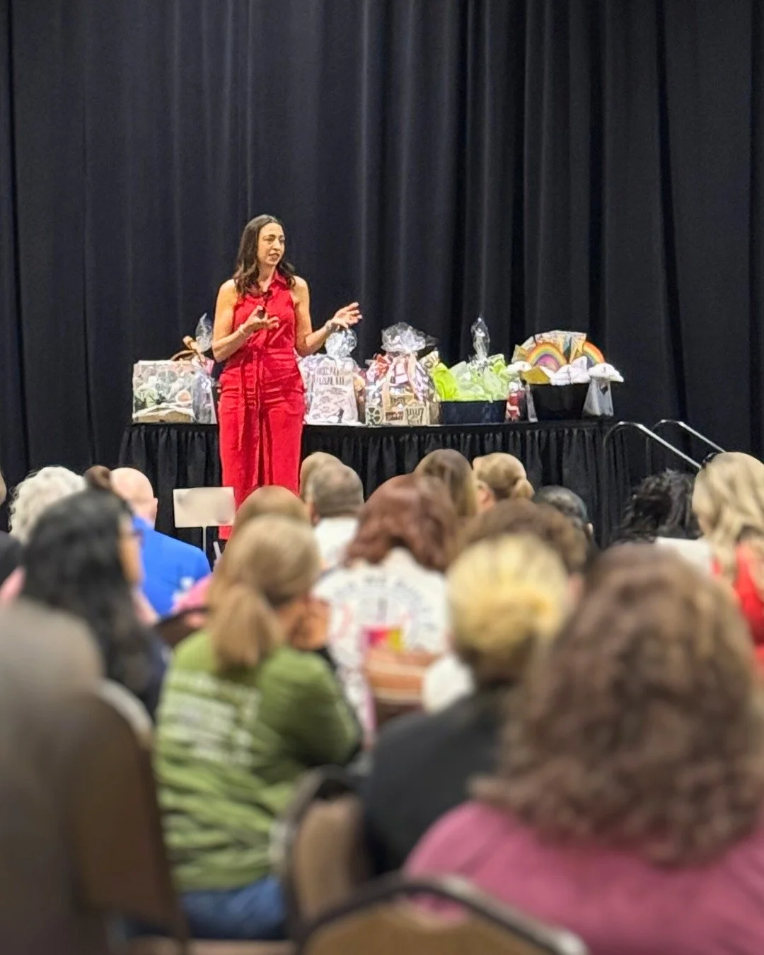 At a keynote, I asked for a volunteer to join me on stage. 
What happened next surprised me.

I recently spoke in front of 350 people who work at the Arizona Department of Child Safety about how to drive community impact in our current world.

Midway