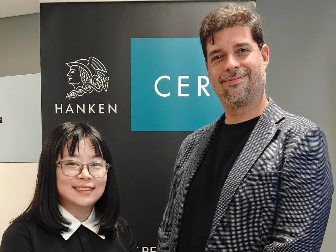 Dr. Xue Zhang presents a seminar on the misleading commercial practices within the Chinese e-commerce ecosystem