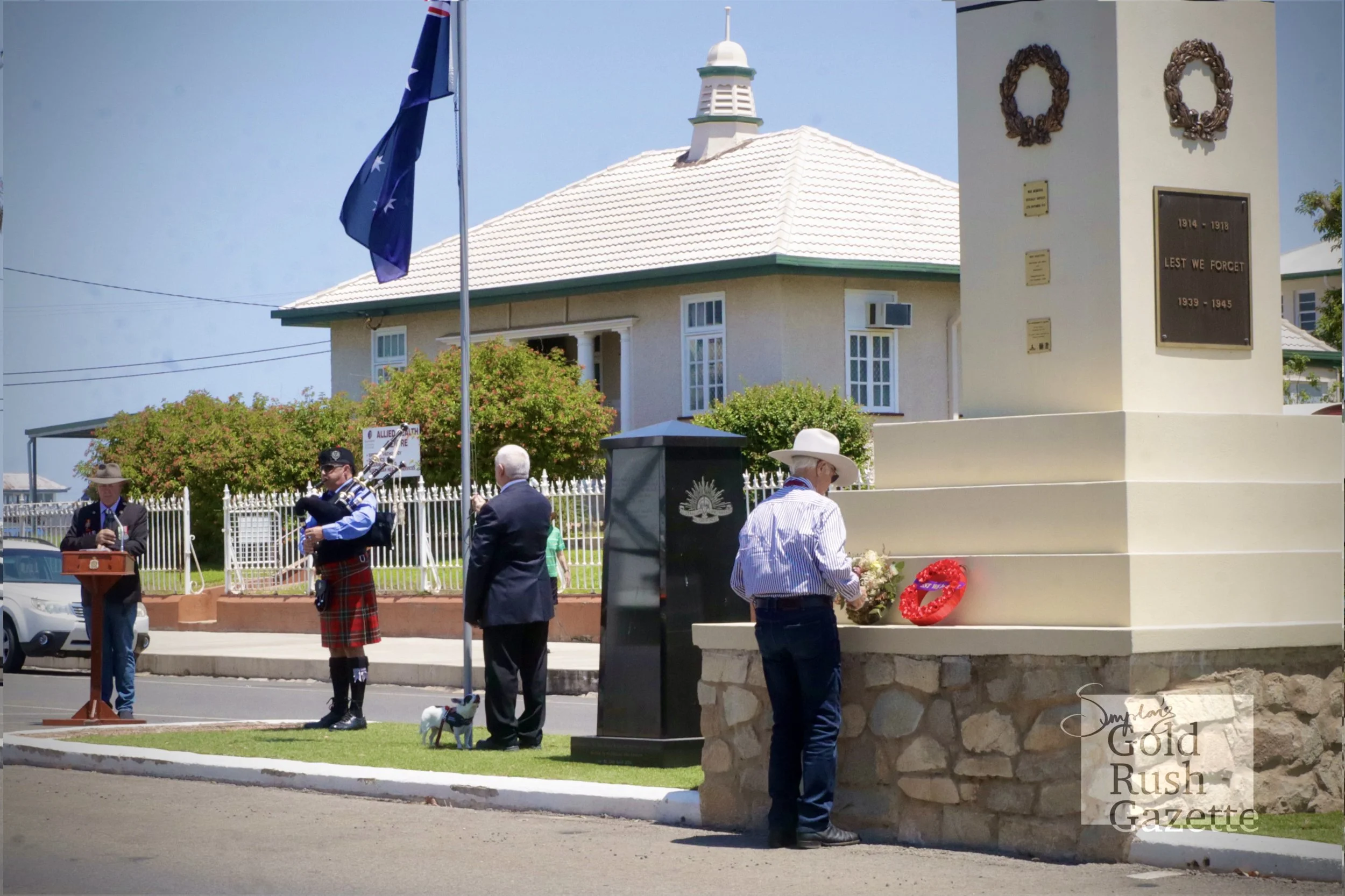 MP Bob Katter placing a wreath at Remembrance Day 2024 in Charters Towers