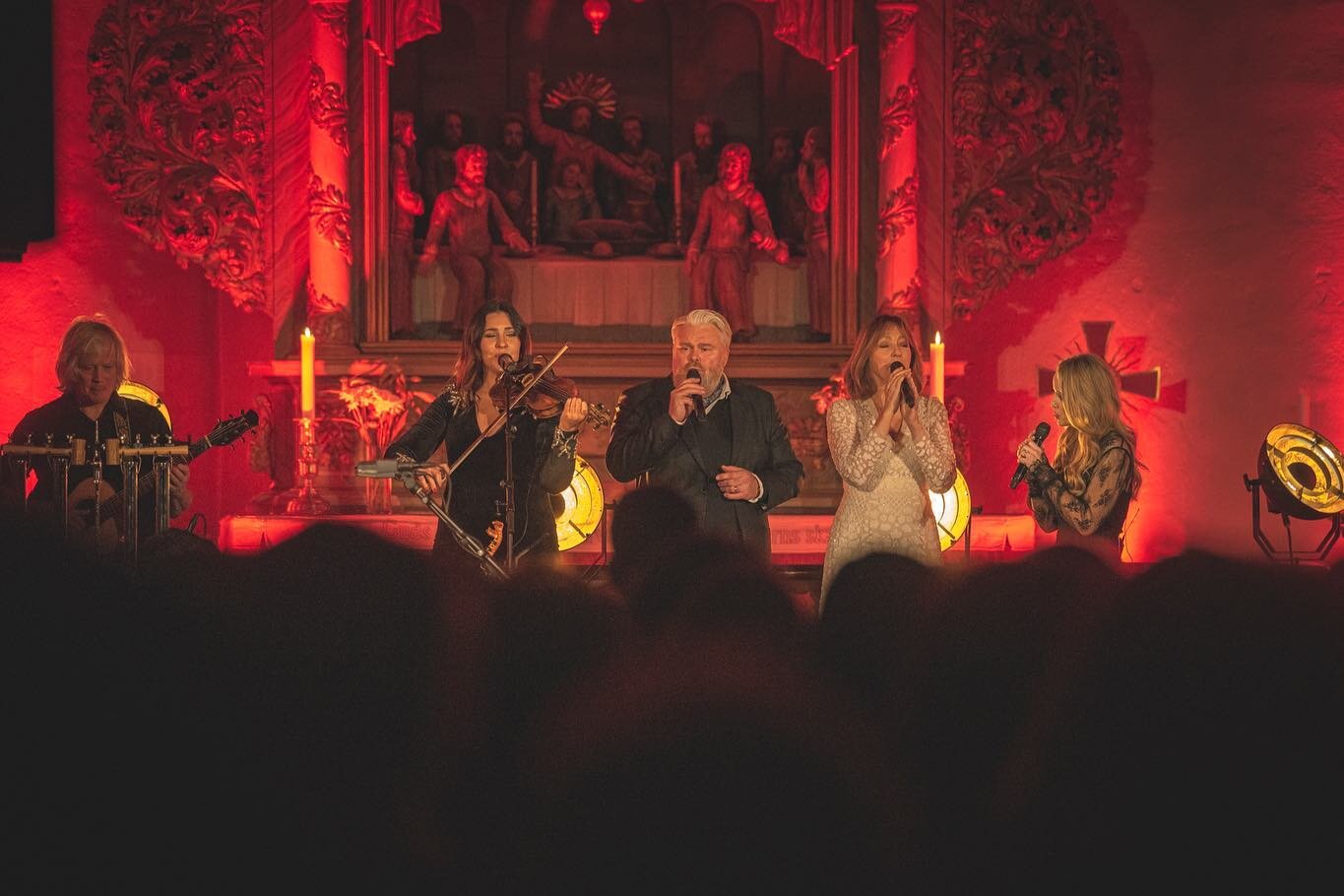 N&aring; har vi hatt 3 konserter p&aring; turneen v&aring;r og vi koser oss virkelig ✨🌹 Tusen takk til v&aring;rt nydelige publikum i Asker, Vestfossen og Horten! I morgen sees vi i Lillestr&oslash;m ✨
Foto: @photography_by_frc