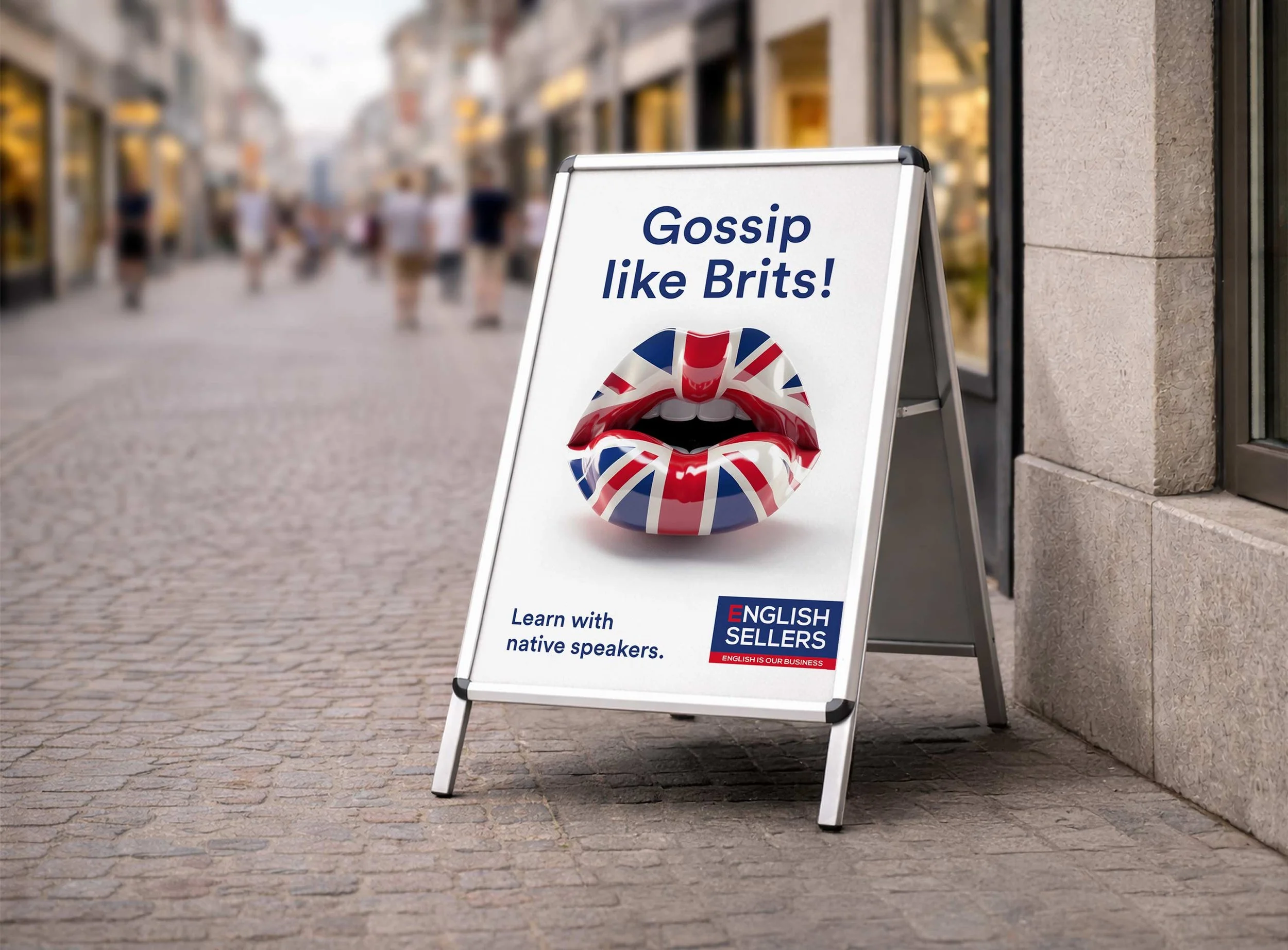 Strassenplakat von English Sellers mit Lippen im Union-Jack-Look und der Headline «Gossip like Brits!».