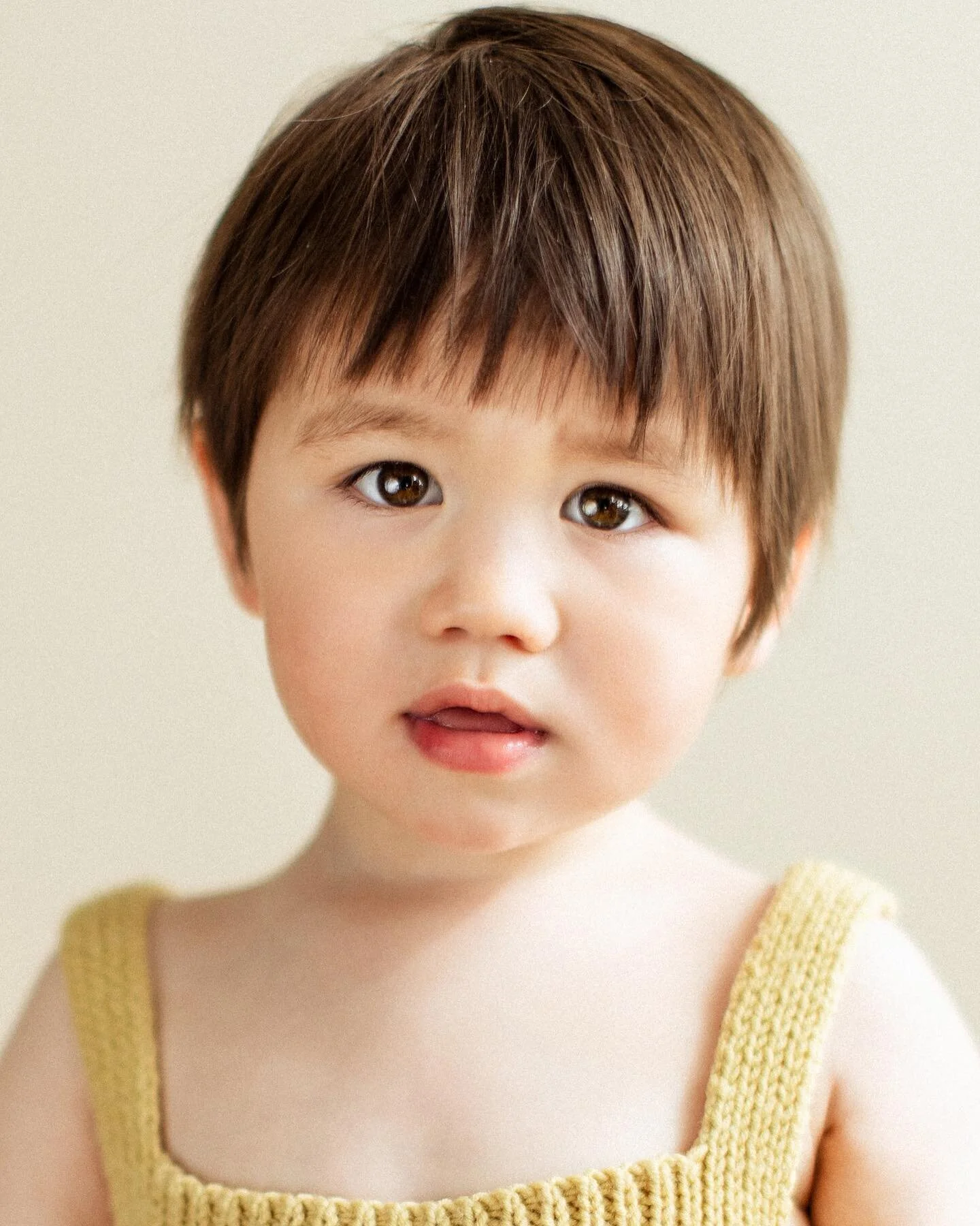 The mom said her boy is in &ldquo;terrible 2&rdquo;.He gonna refuse to cooperate during shooting. But there is always a way for photographer to get some photos. I got this one, he looks super sweet, isn&rsquo;t he? 
There were some photos are so pret