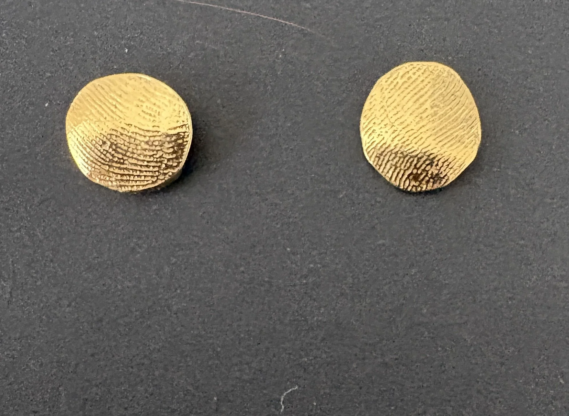 2 Ørestikker i sølv forgyldt med 14 karat med fingeraftryk-  diameter ca. 8mm. Pris 800,- pris i sølv 700,-