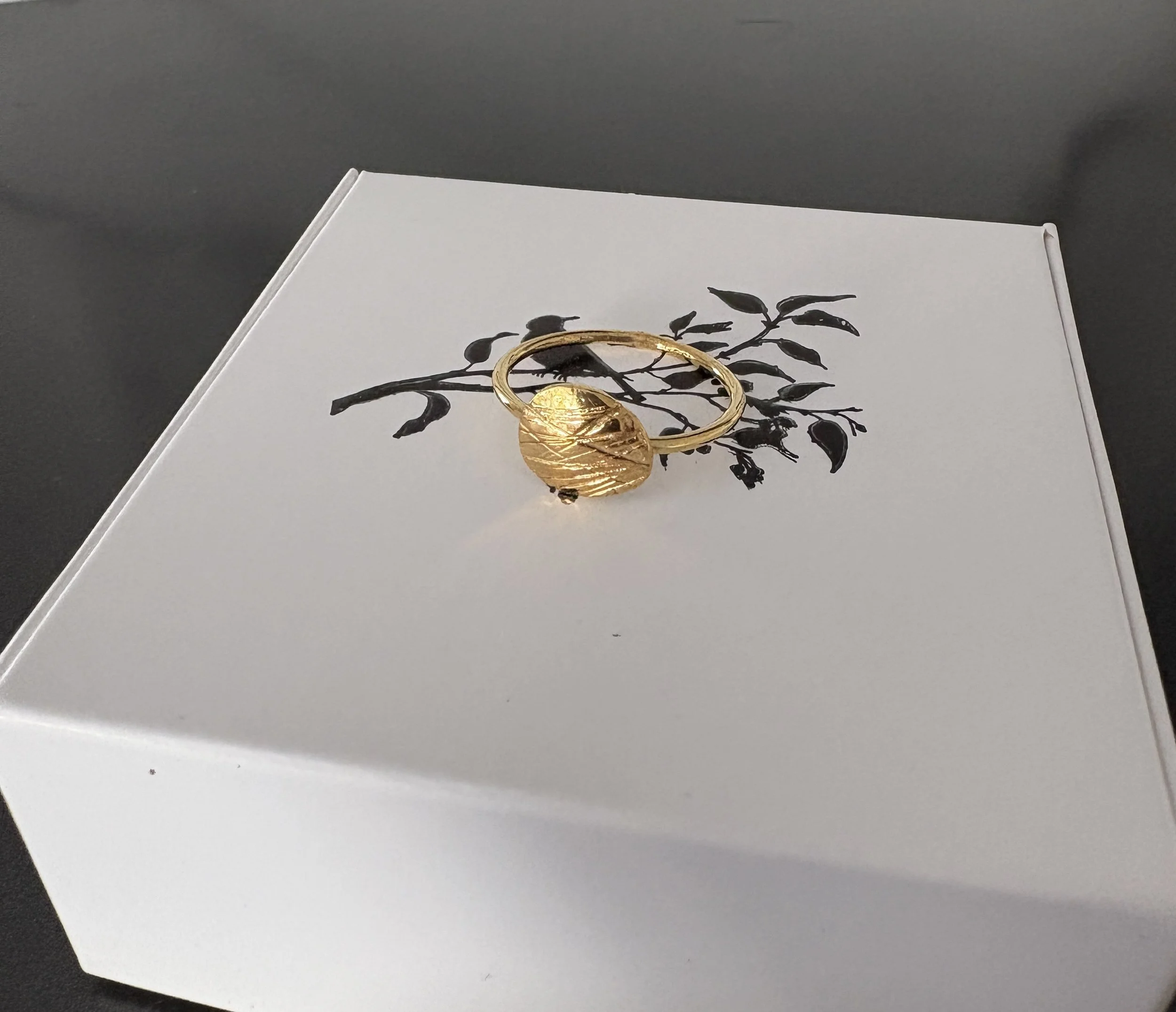 4 Håndsmedet ring i sølv forgyldt med 14 karat guld og aftryk af hestehår. Pris 1500,-